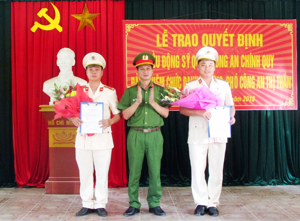thừa ủy quyền Giám đốc Công an tỉnh, Trung tá Phạm Vũ Cường - Ủy viên BTV Huyện ủy, Trưởng Công an huyện Tân Kỳ đã trao các Quyết định trên cho hai đồng chí