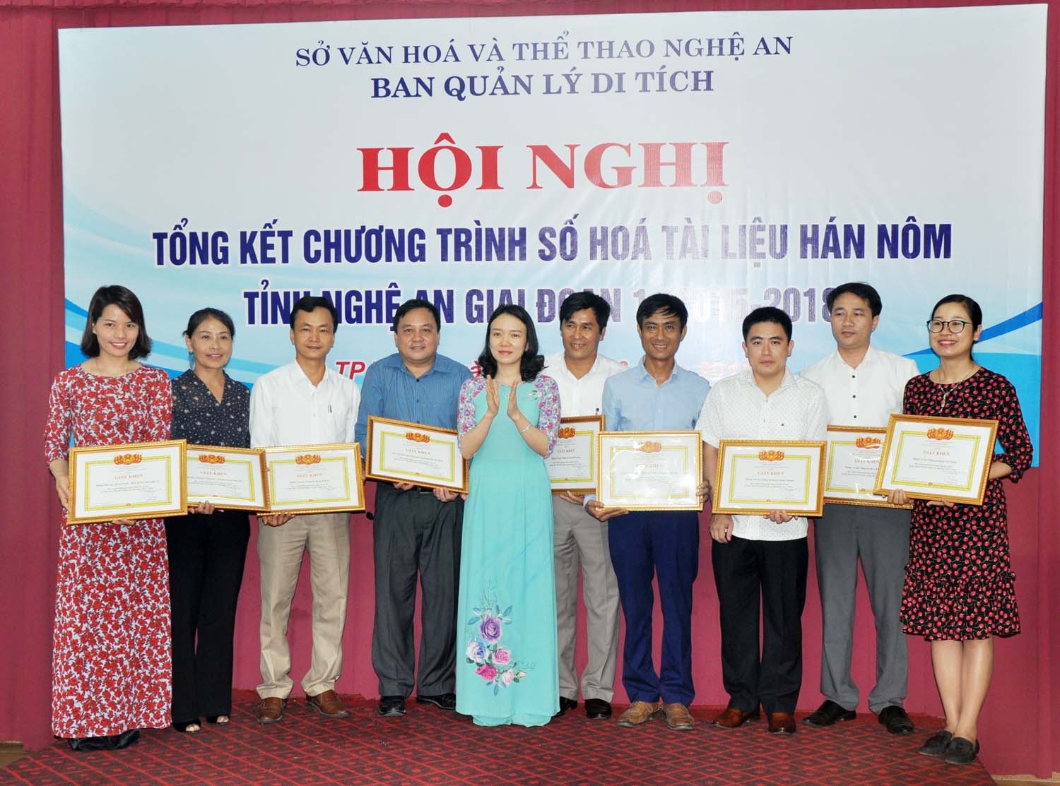 Lãnh đạo Sở Văn hóa và Thể thao tặng Giấy khen 