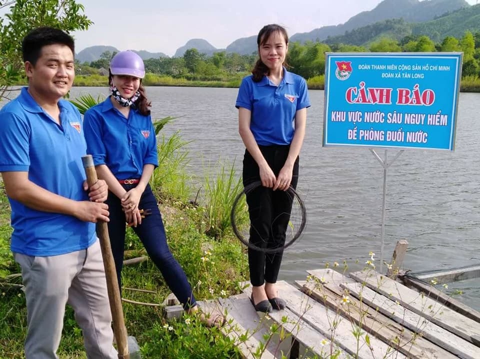 Tân Kỳ tổ chức cắm 215 biển cảnh báo đuối nước tại các khu vực sông ngòi, ao, hồ trên địa bàn. Ảnh: Nguyễn Hường