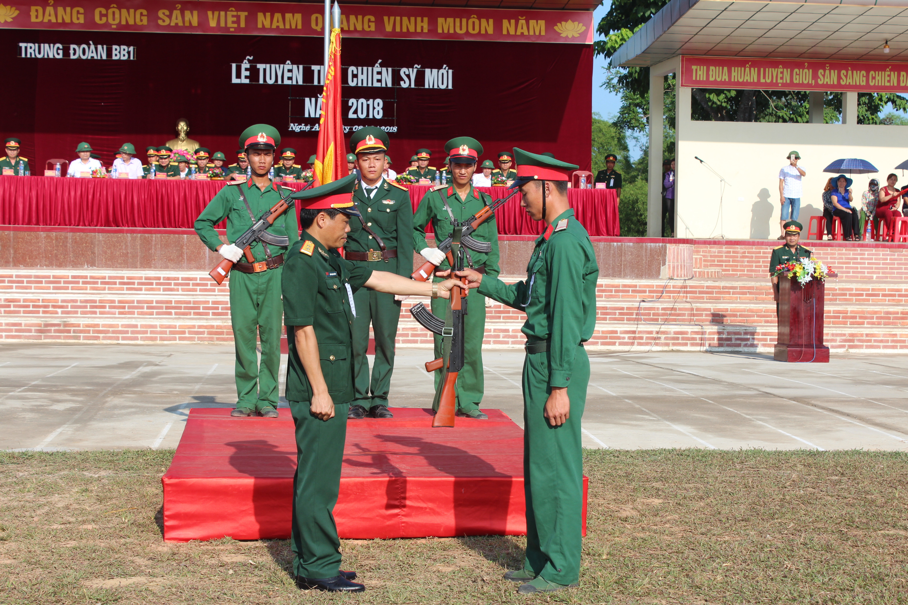 Trung tá Trần Mạnh Quân - Trung đoàn trưởng Trung đoàn BB1 bàn giao vũ khí cho chiến sĩ mới. Ảnh: Tường Hiếu
