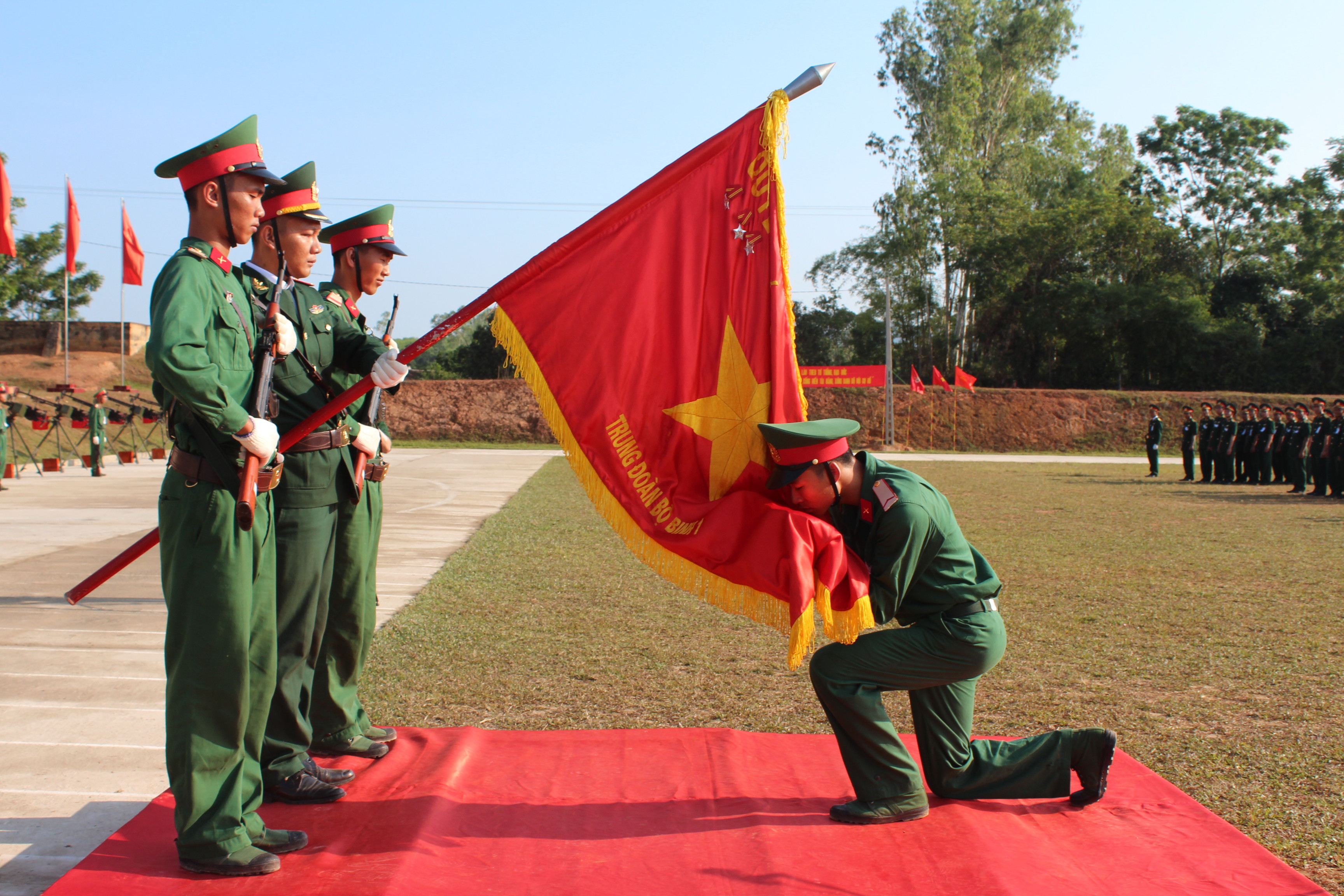 Chiến sĩ Vũ Trọng Kiên, Đại đội 11, Tiểu đoàn 3, thay mặt cho lực lượng chiến sĩ mới lên tuyên thệ trước Quân kỳ quyết thắng của đơn vị. Ảnh: Tường Hiếu