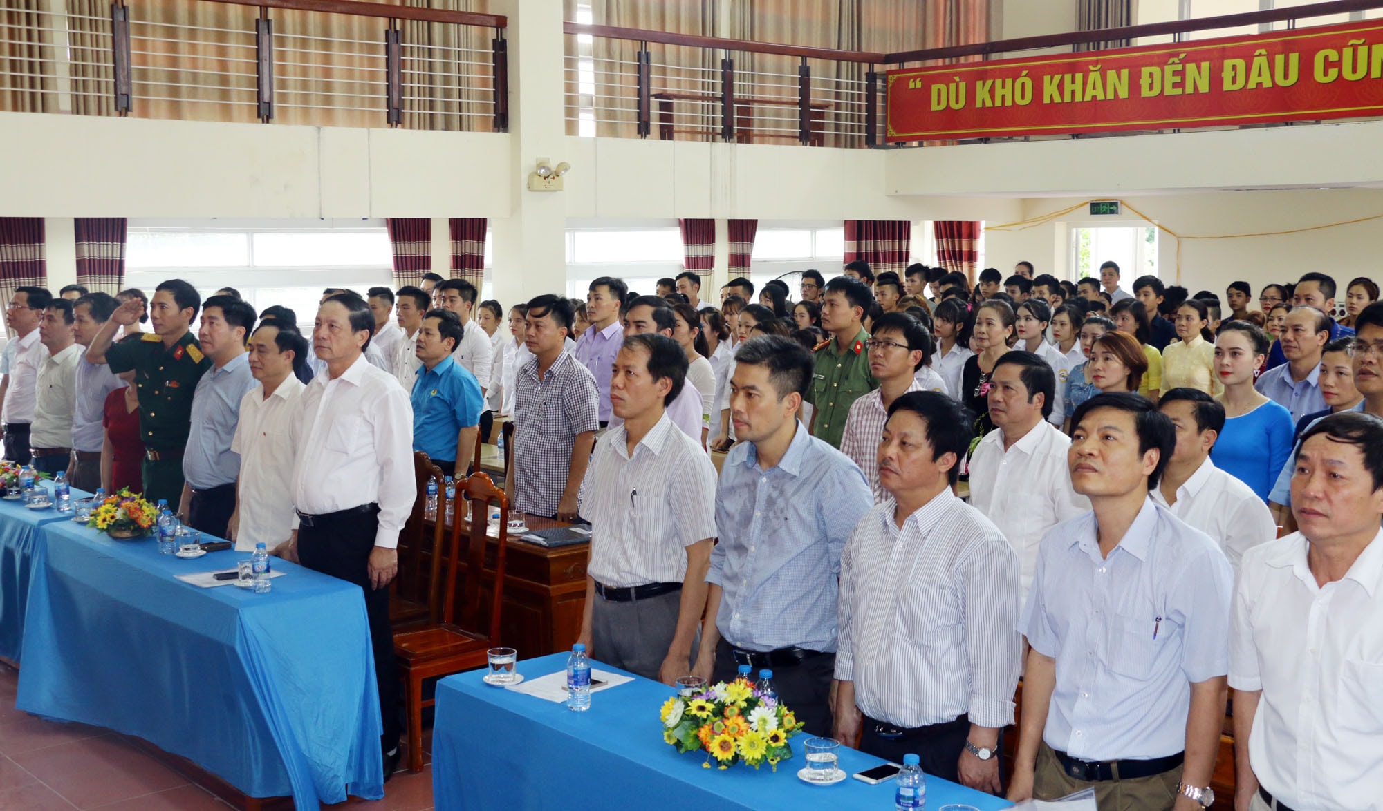 Các đại biểu dự lễ chào cờ. Ảnh: Mỹ Hà.