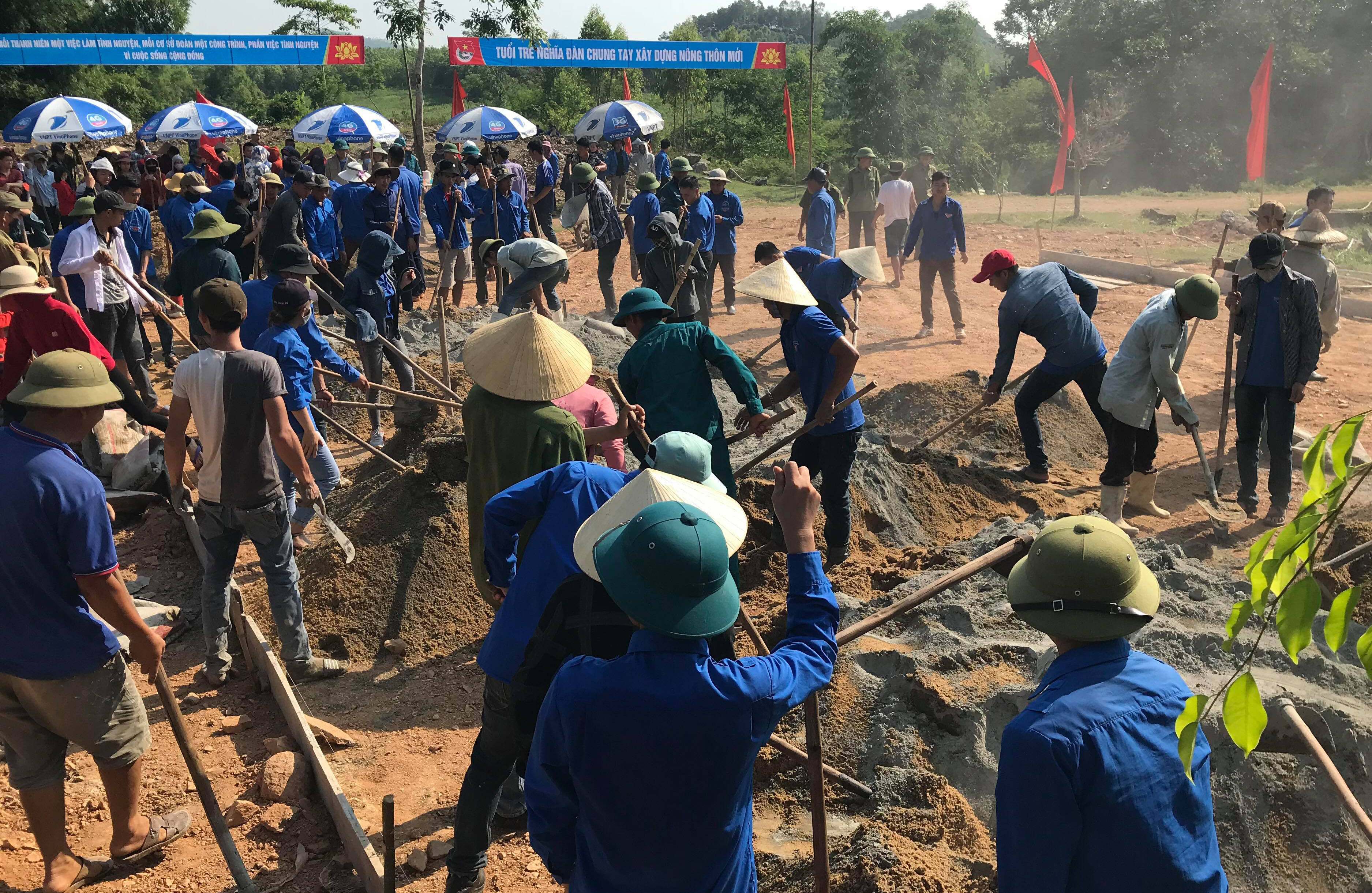 Tham gia làm sân bóng chuyền