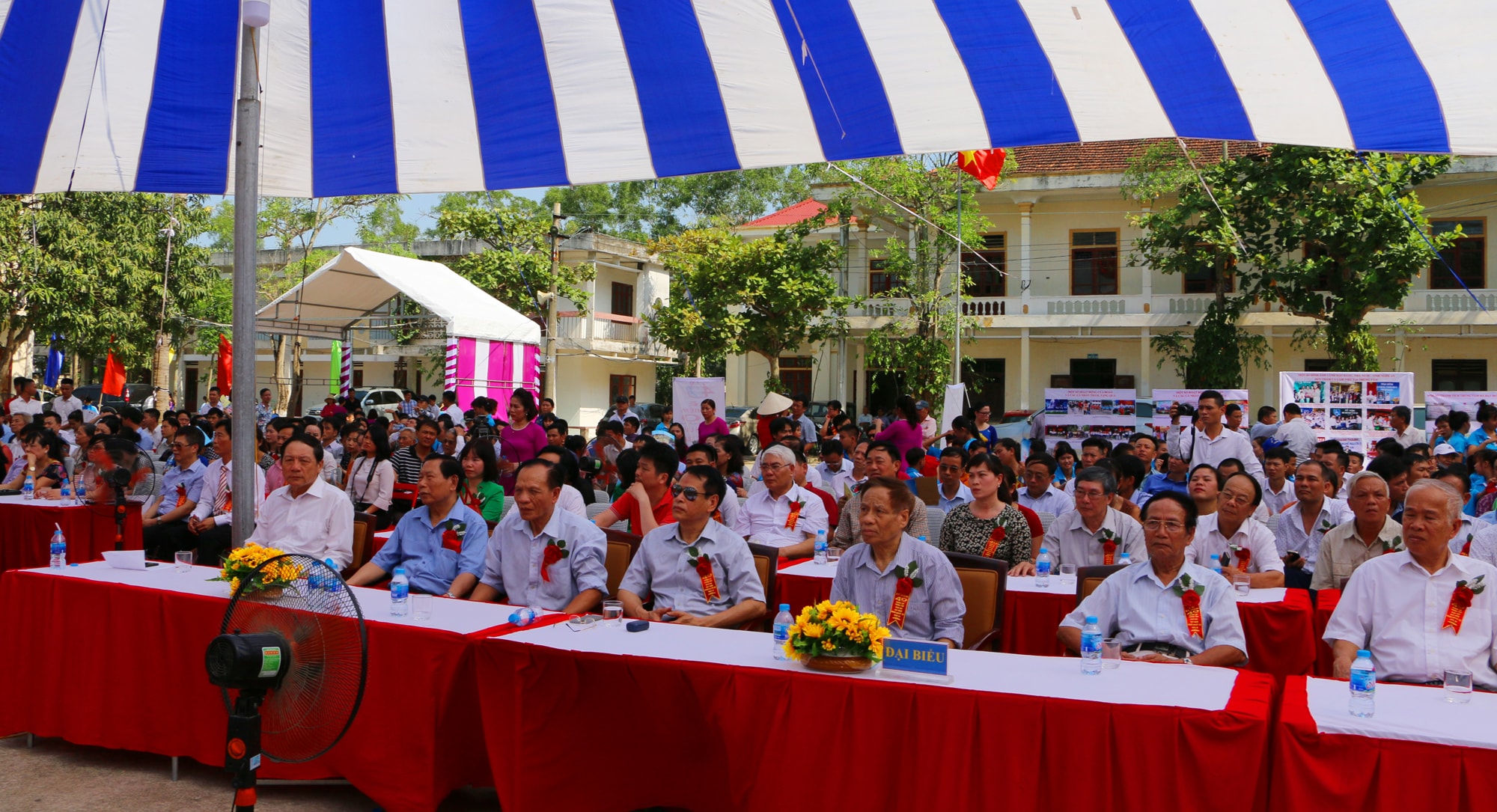 Các đại biểu Trung ương và tỉnh về dự lễ kỷ niệm 40 năm thành lập Trung tâm giáo dục và dạy nghề cho người khuyết tật Nghệ An. Ảnh: Nguyễn Hải