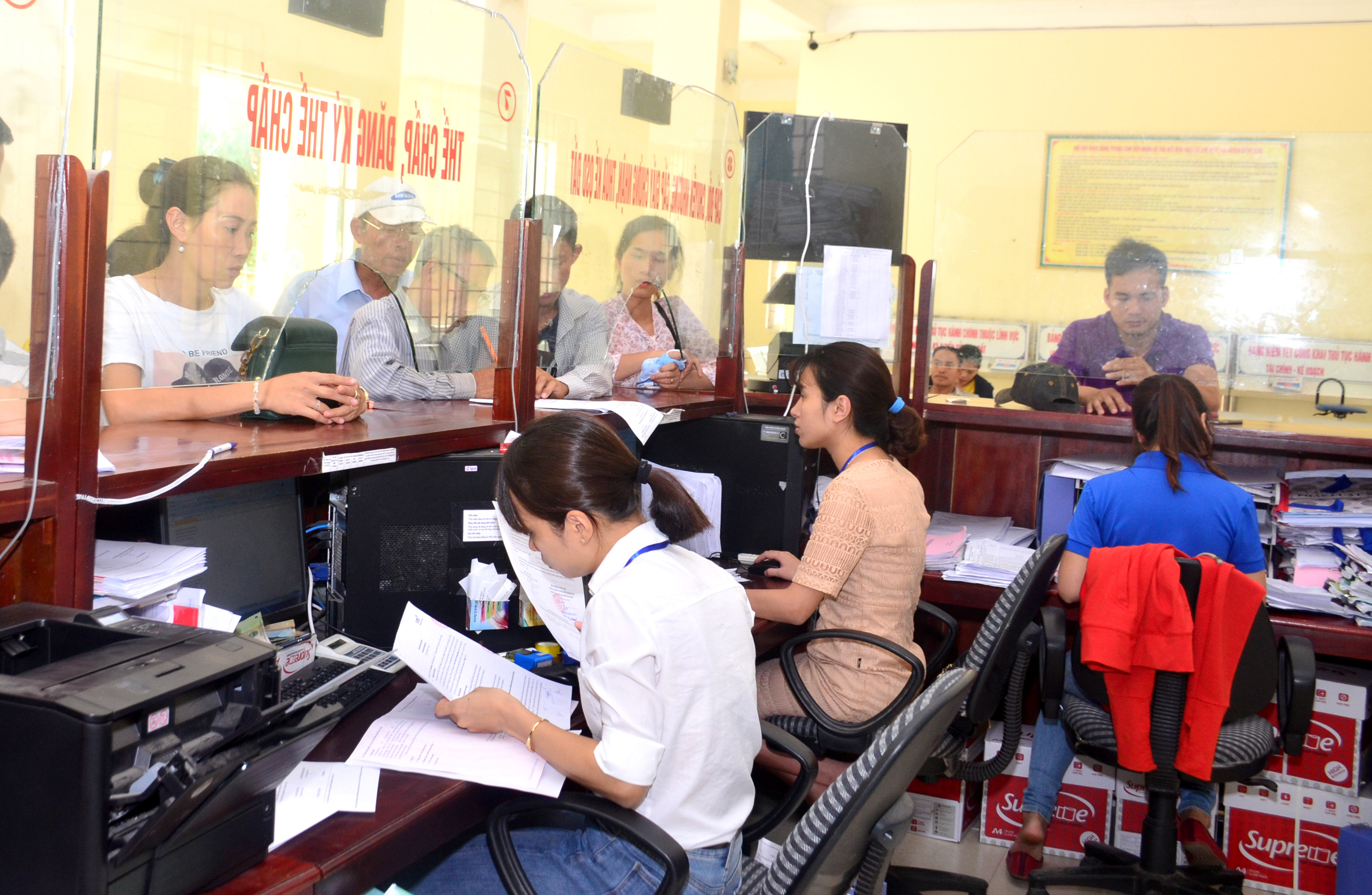 Tiếp nhận hồ sơ tại Trung tâm giao dịch một cửa huyện Diễn Châu. Ảnh: Thành Duy