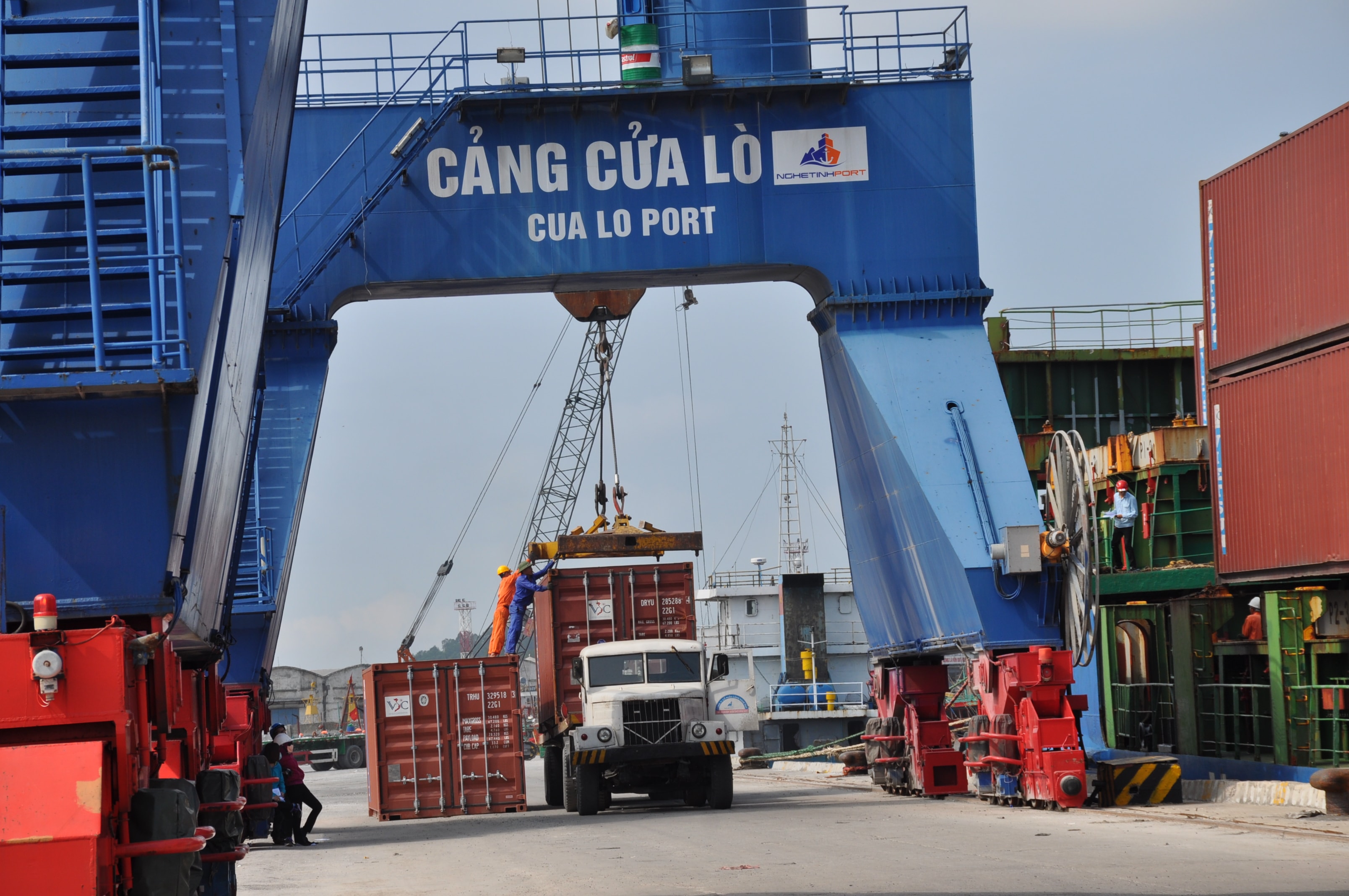 Bốc xếp hàng tại cảng Cửa Lò. Ảnh: Thu Huyền
