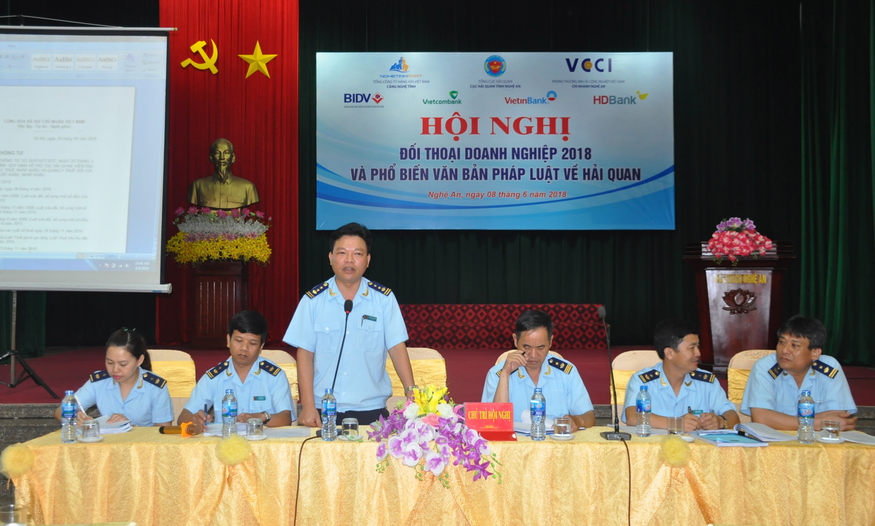 Đại diện Cục Hải quan trả lời những băn khoăn của doanh nghiệp. Ảnh: Việt Phương