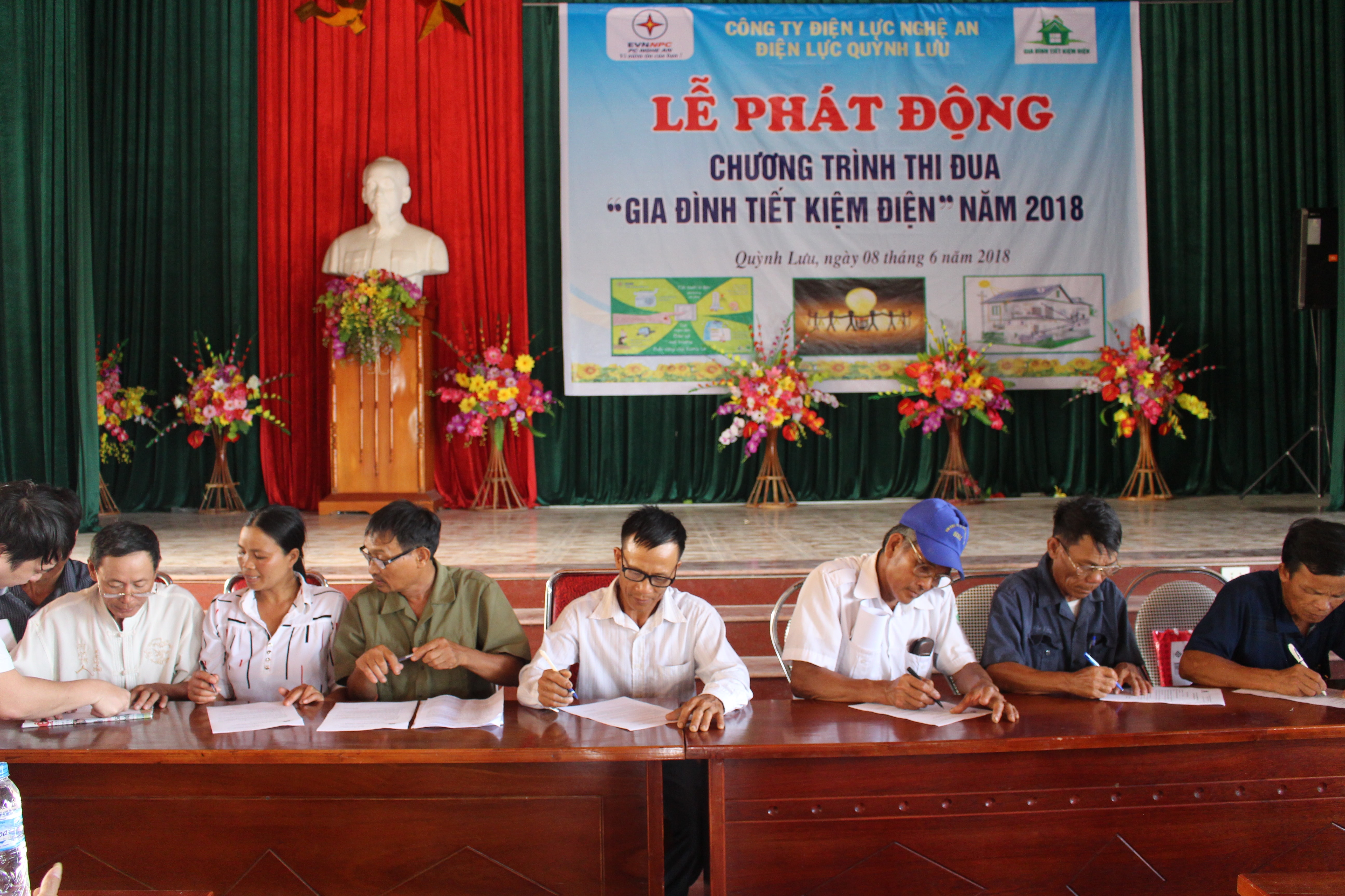  Các hộ dân, cơ quan, doanh nghiệp trên địa bàn xã Quỳnh Thạch ký kết tiết kiệm điện 2018. Ảnh: Lê Nhung