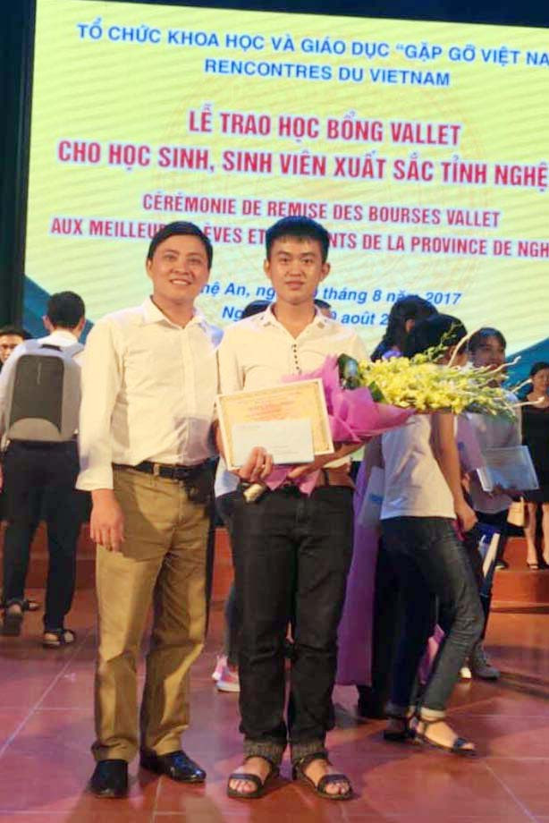 Đặng Hùng Dũng và thầy Võ Văn Quý tại Lễ trao học bổng cho học sinh, sinh viên xuất sắc tỉnh Nghệ An