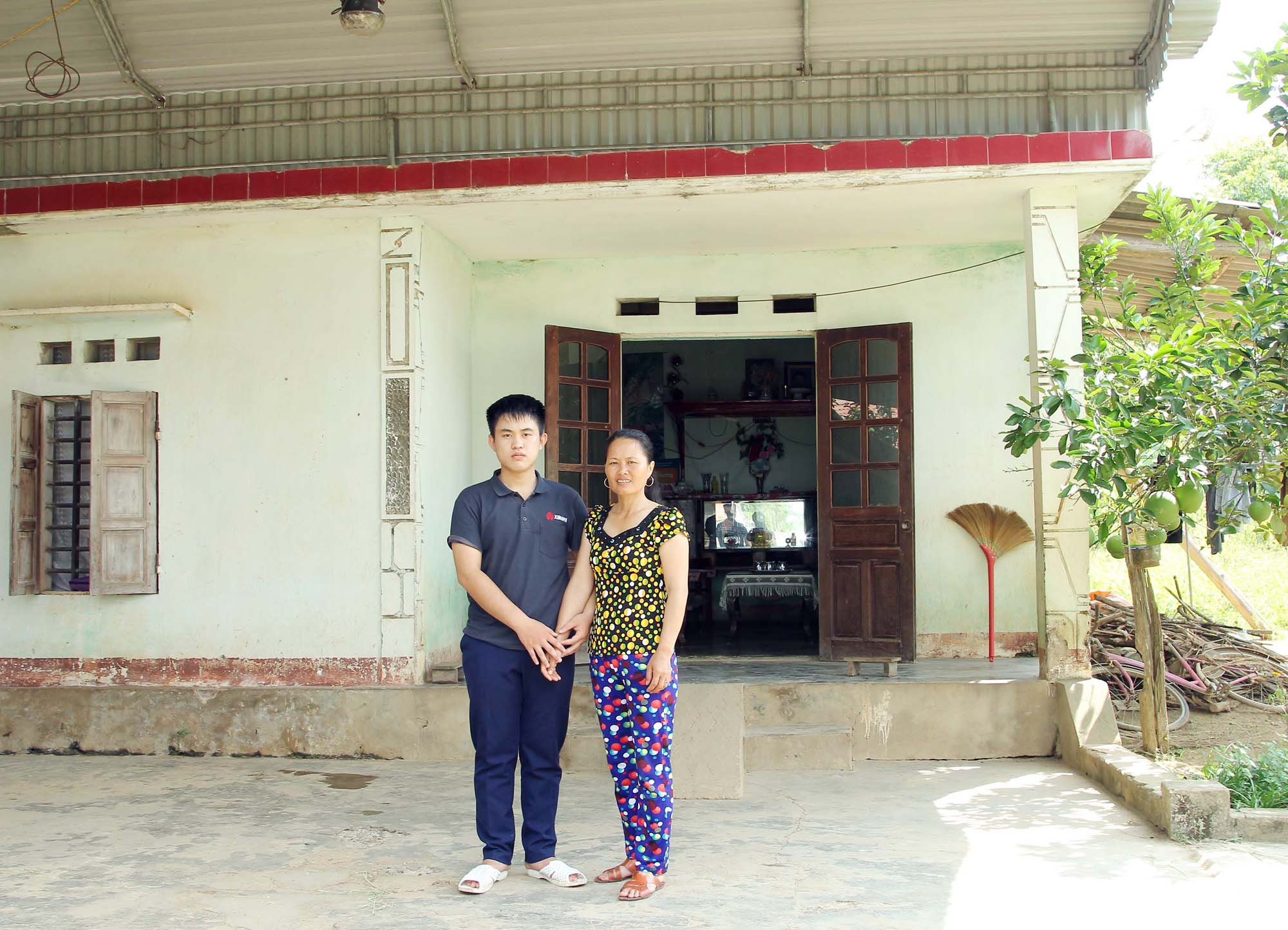 Đặng Hùng Dũng và mẹ trước ngôi nhà nhỏ. Ảnh: Dương Thao
