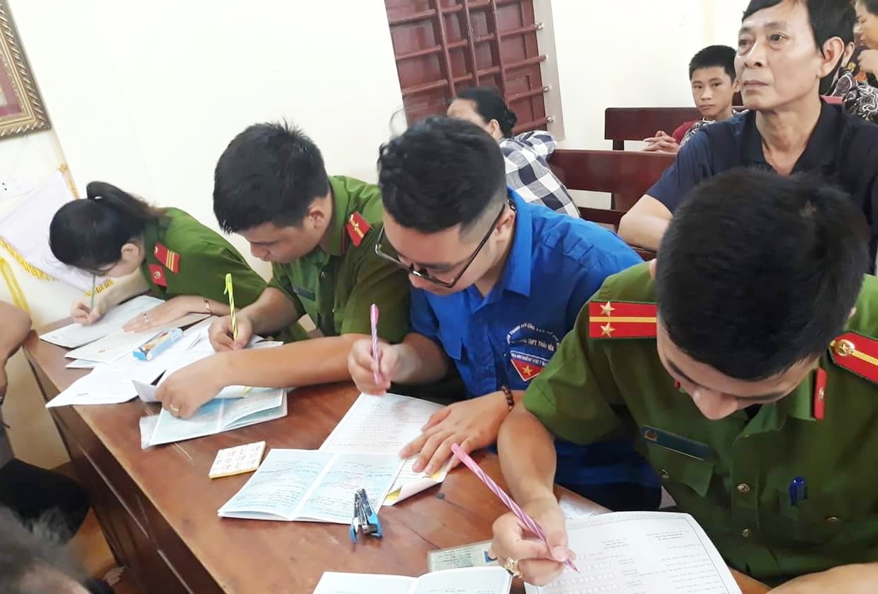 Đoàn thanh niên phường Quang Tiến ghi phiếu thu thập thông tin dân cư giúp dân. Ảnh: Quang Huy.