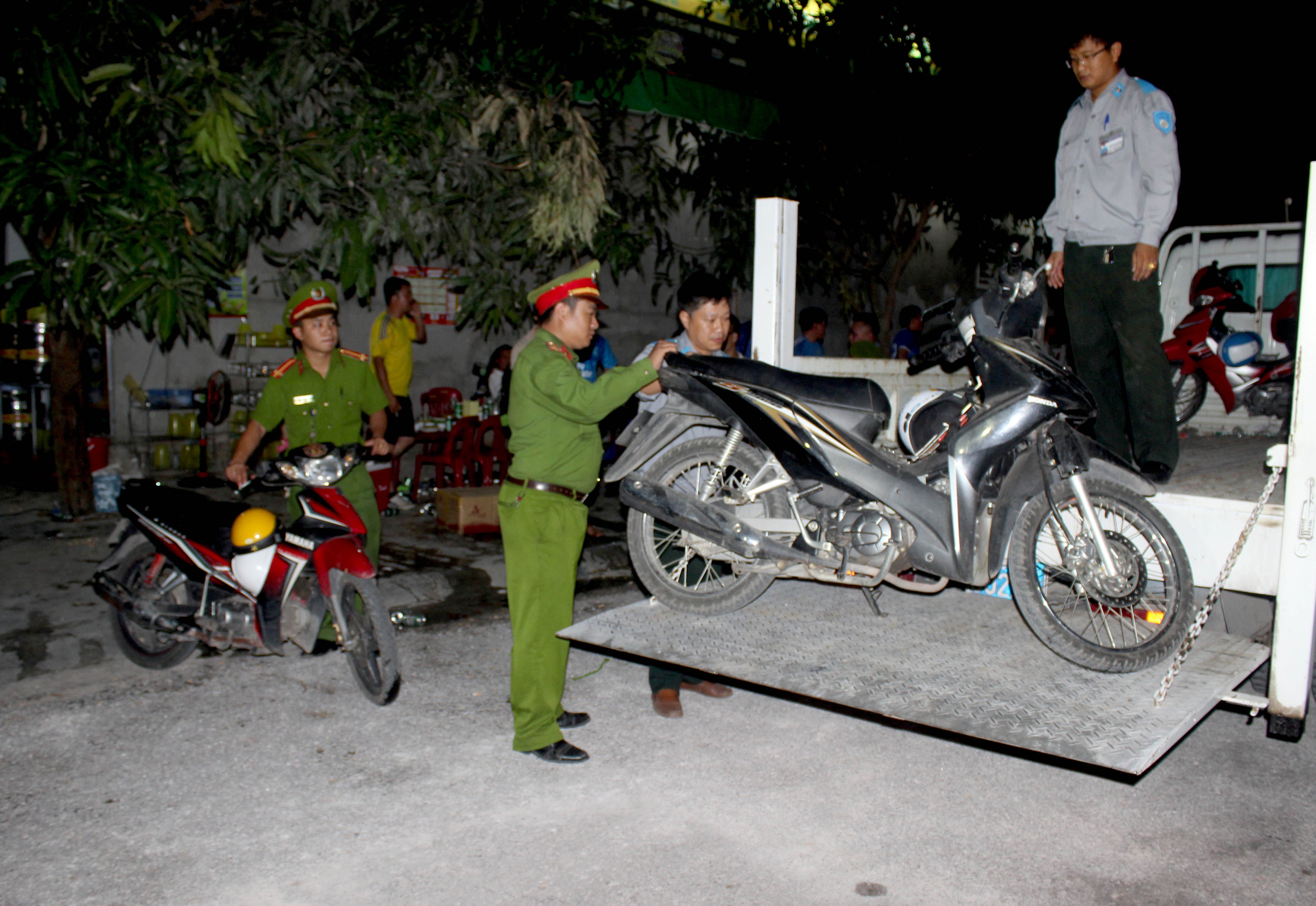 Các phương tiện lấn chiếm vỉa hè, lòng lề đường đều bị tạm giữ theo quy định. Ảnh: Q.A