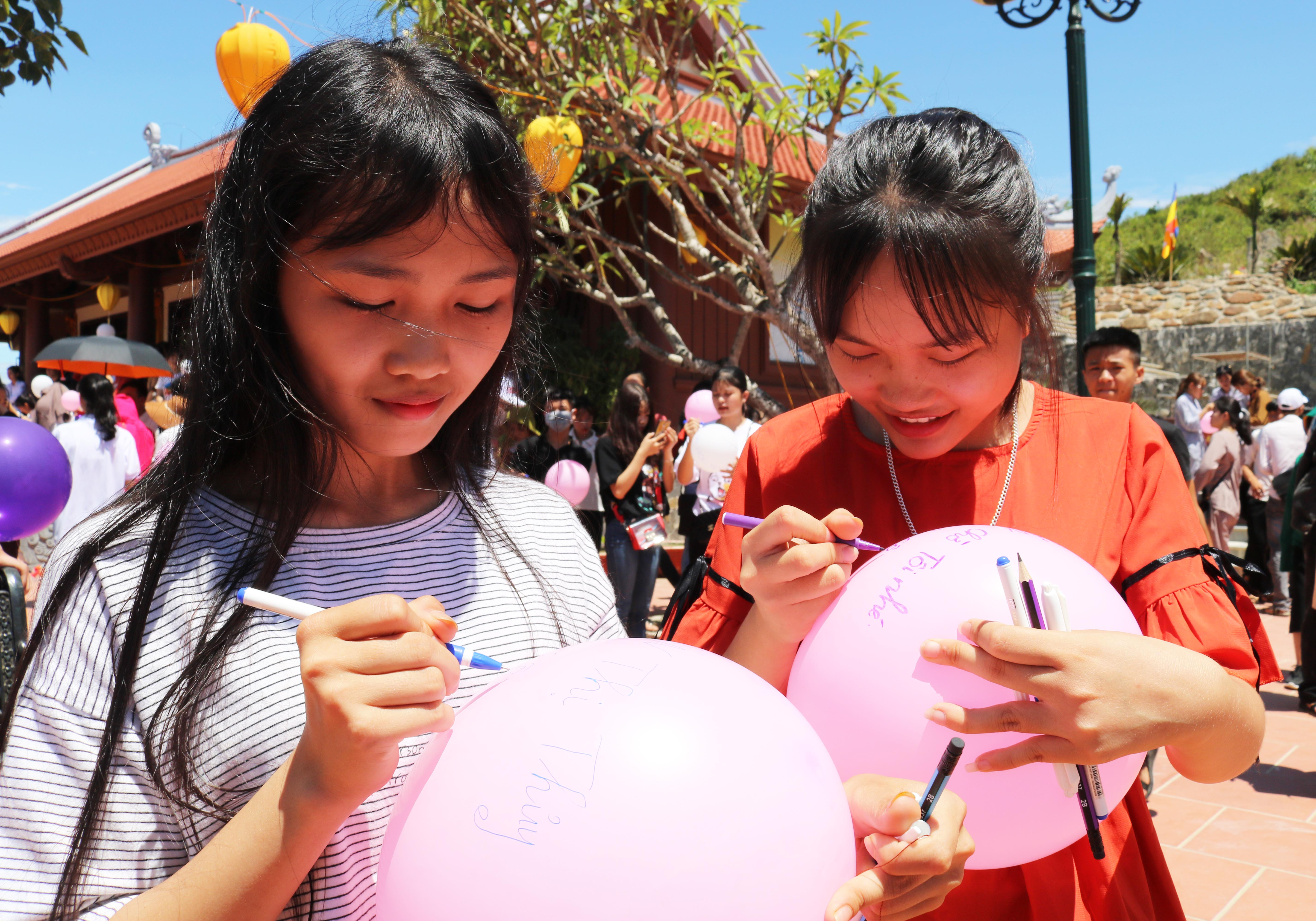 Cuối buổi lễ có chương trình “thả bóng bay, gửi điều ước”. Dưới nắng trưa, các học sinh thích thú chia sẻ ước mơ của mình lên những quả bóng bay. Ảnh: Huy Thư