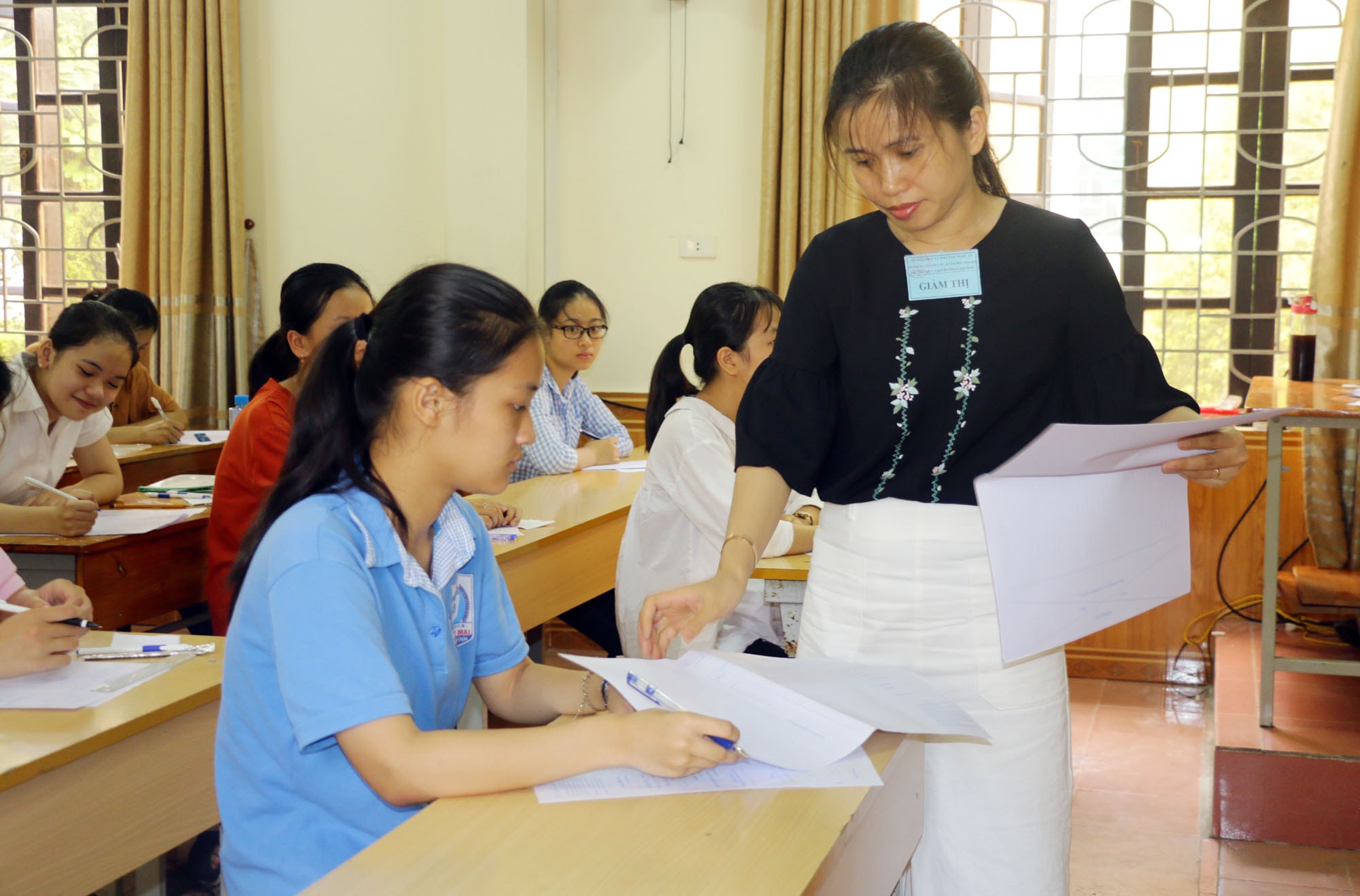 Thí sinh làm thủ tục tại điểm thi Trường THPT chuyên Phan Bội Châu. Ảnh: Mỹ Hà