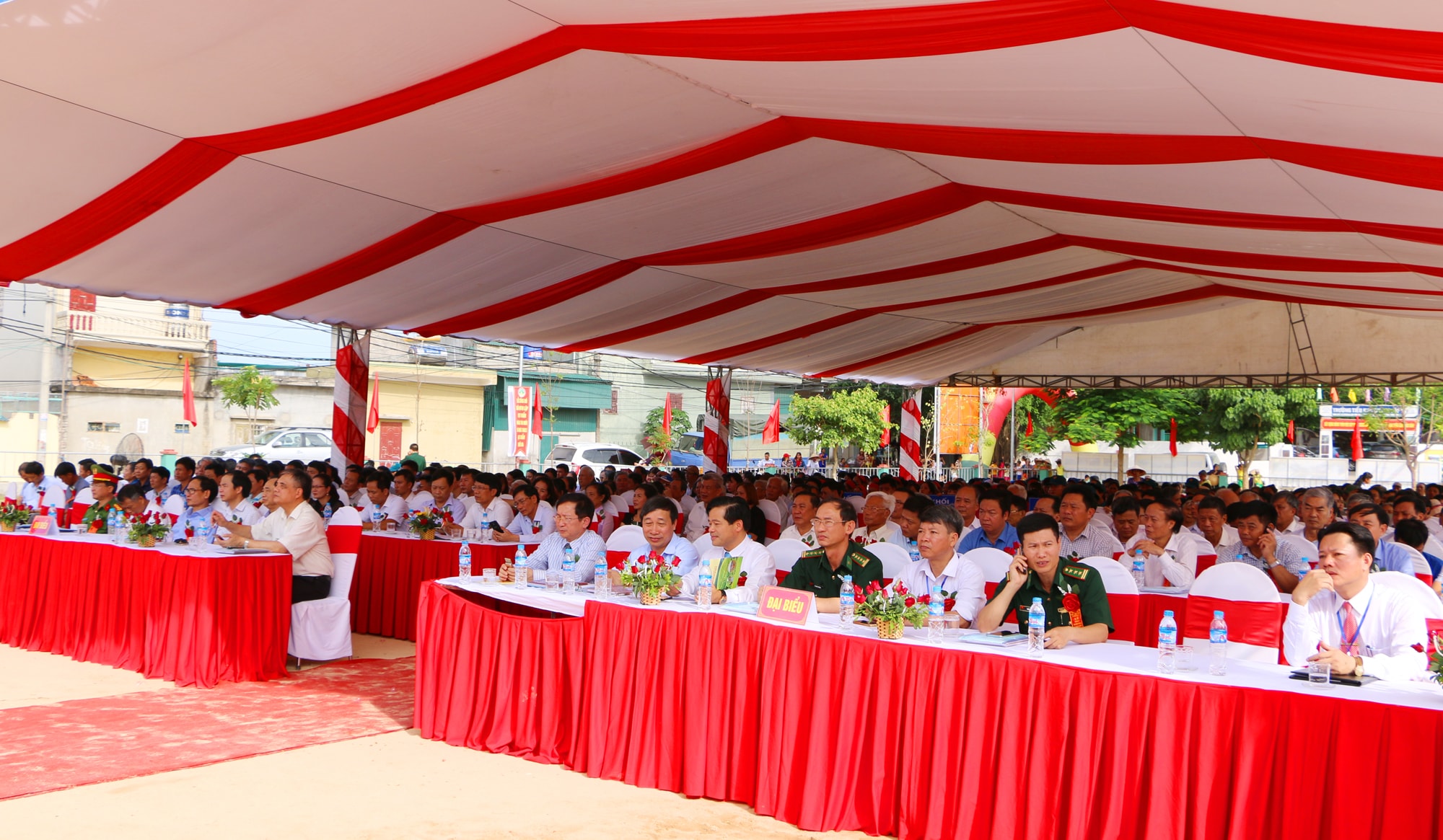 Các đại biểu tỉnh, Thị xã và các tầng lớp nhân dân, con em Quỳnh Lập về dự lễ công bố xã đạt chuẩn Nông thôn mới. Ảnh: Nguyễn Hải 