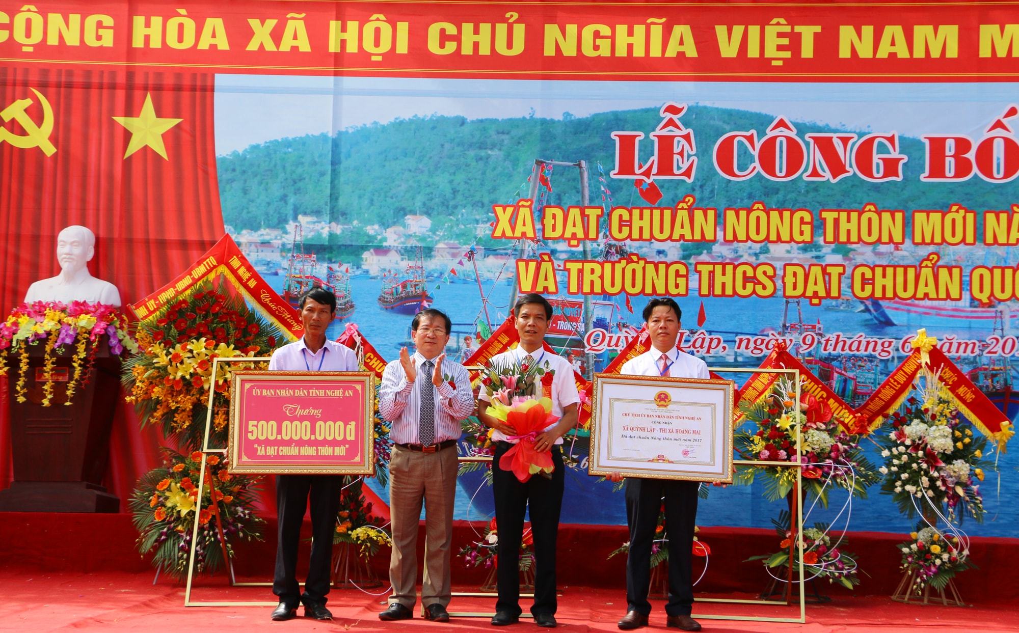 Trao Bằng công nhận đạt chuẩn NTM và phần thưởng về đích 1 công trình trị giá 500 triệu đồng cho xã Quỳnh Lập. Ảnh: Nguyễn Hải