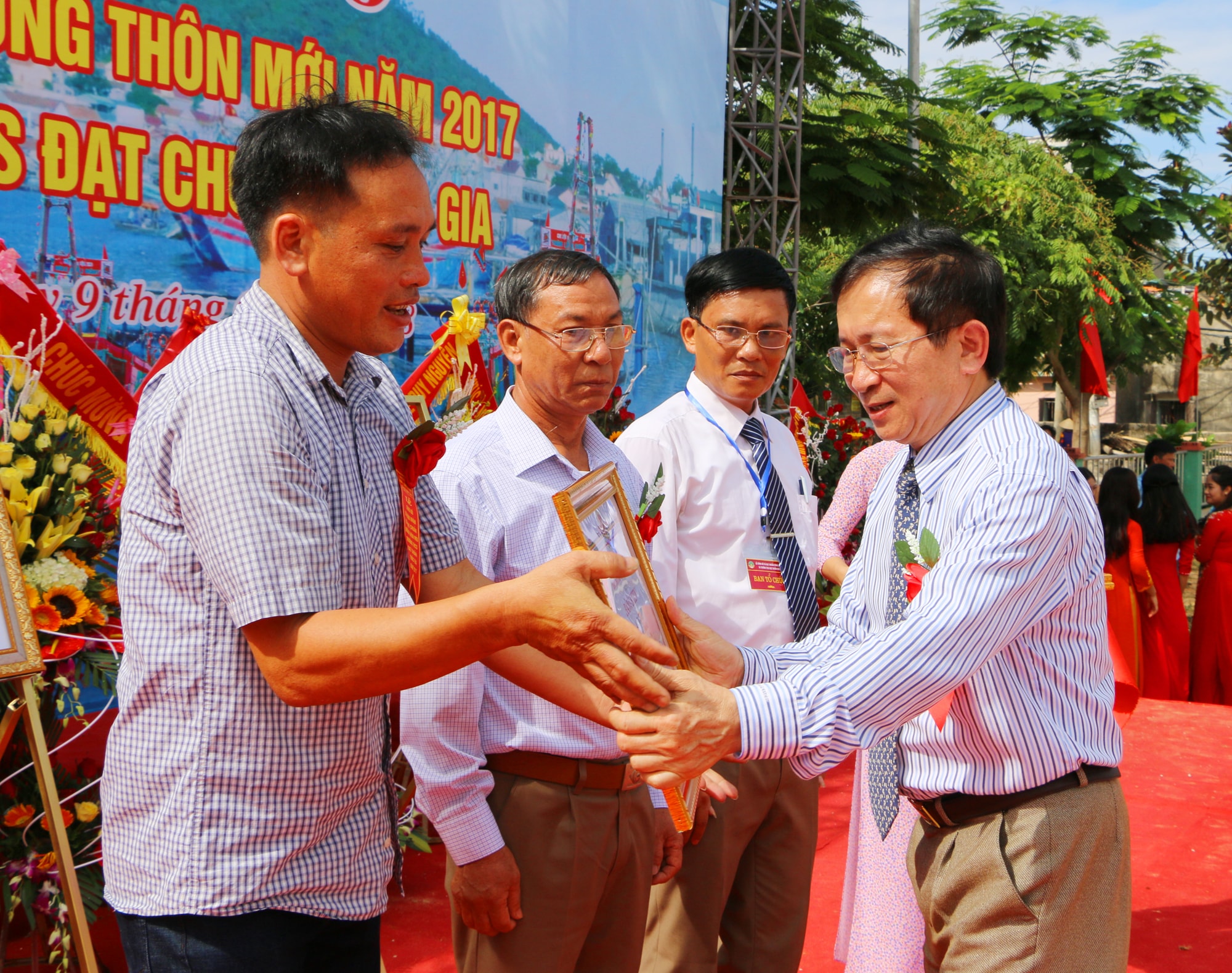 Trao Bằng khen của Chủ tịch UBND tỉnh cho 3 cá nhân có thành tích xuất sắc trong phong trào xây dựng NTM xã Quỳnh Lập giai đoạn 2012-2017. Ảnh: Nguyễn Hải