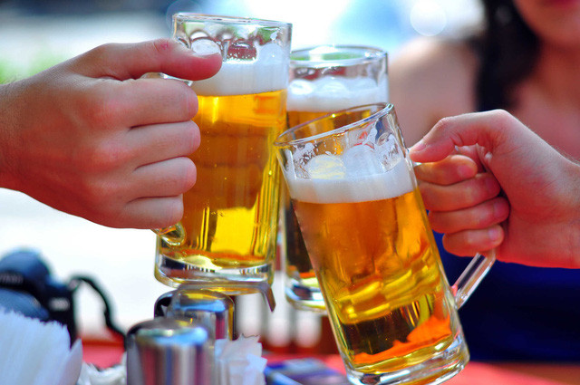 Ỏ Việt Nam, tỷ lệ nam - nữ uống bia rượu trung bình là 77% - 11%.