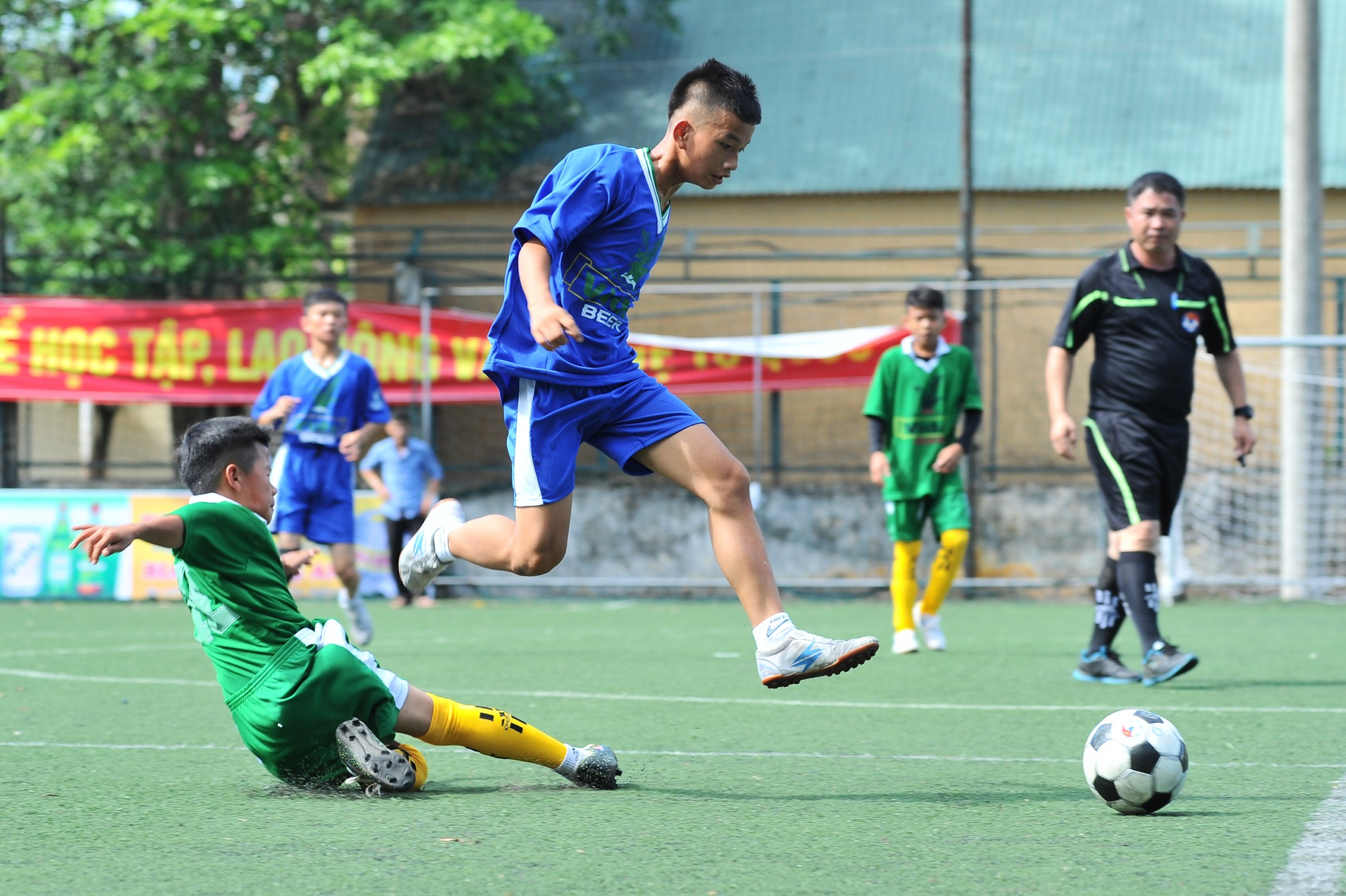  Đội chủ nhà TN Tp.Vinh tỏ ra nhỉnh hơn đội bóng Quê Nhút về thể lực. Ảnh: Thành Cường