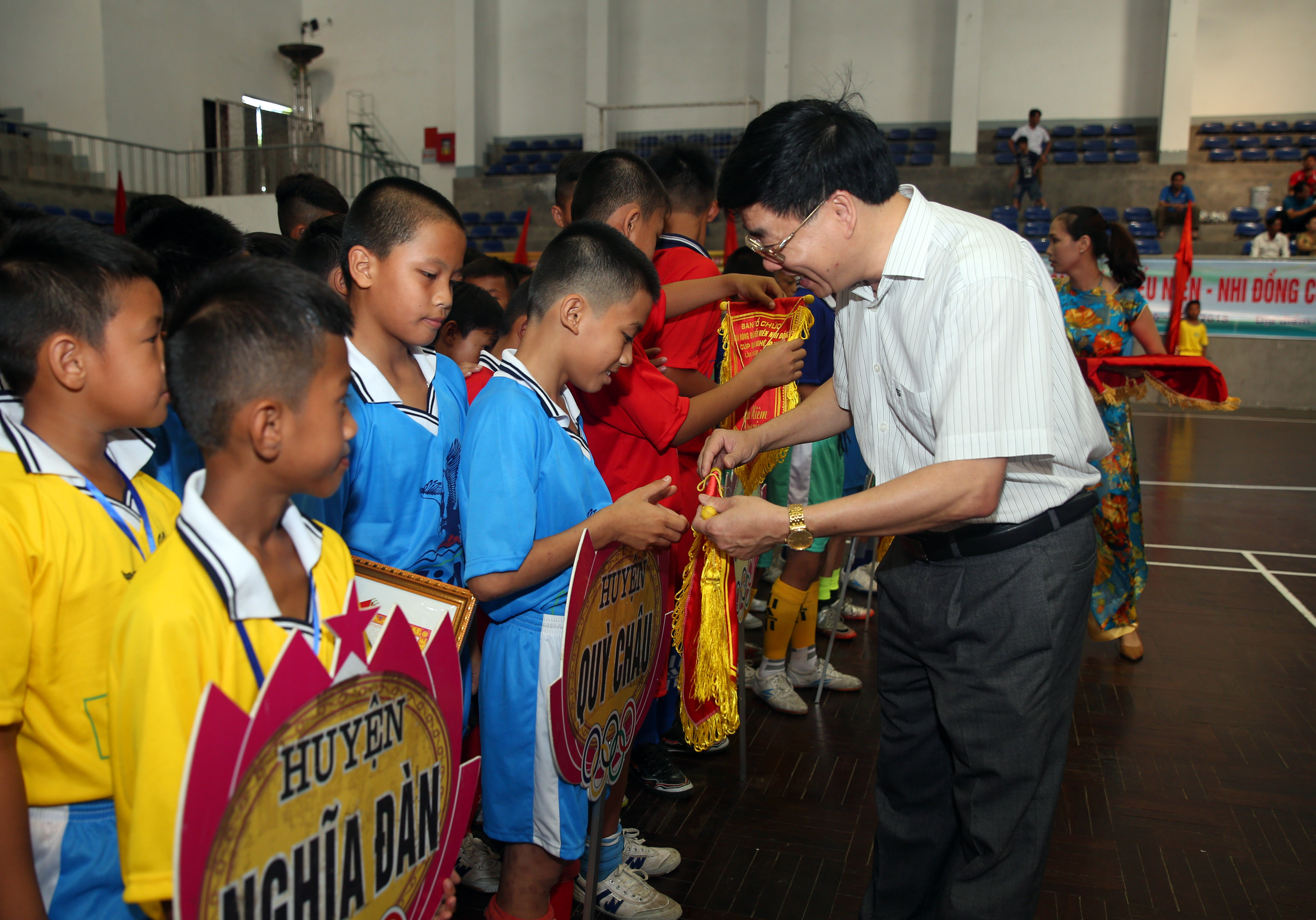 Đồng chí Nguyễn Văn Thông - Phó Bí thư Tỉnh ủy trao cờ lưu niệm cho các đội tuyển tham dự giải lần thứ 22. Ảnh: Hồ Phương