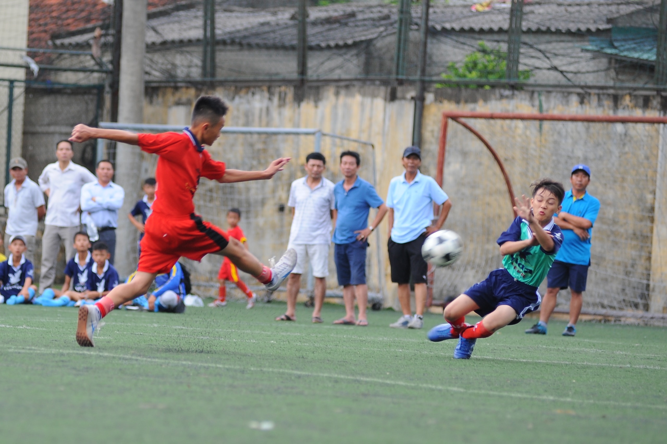 Tình huống TN Đô Lương nâng tỷ số trận đấu lên 2-0. Ảnh: Thành Cường