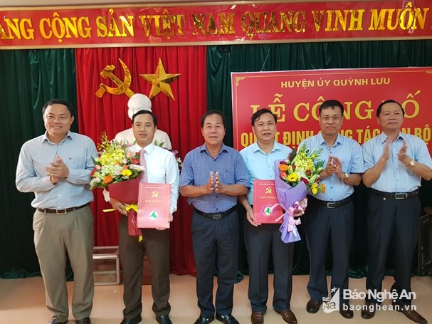 Lãnh đạo Huyện ủy Quỳnh Lưu tặng hoa, chúc mừng 2 cán bộ vừa được bổ nhiệm.