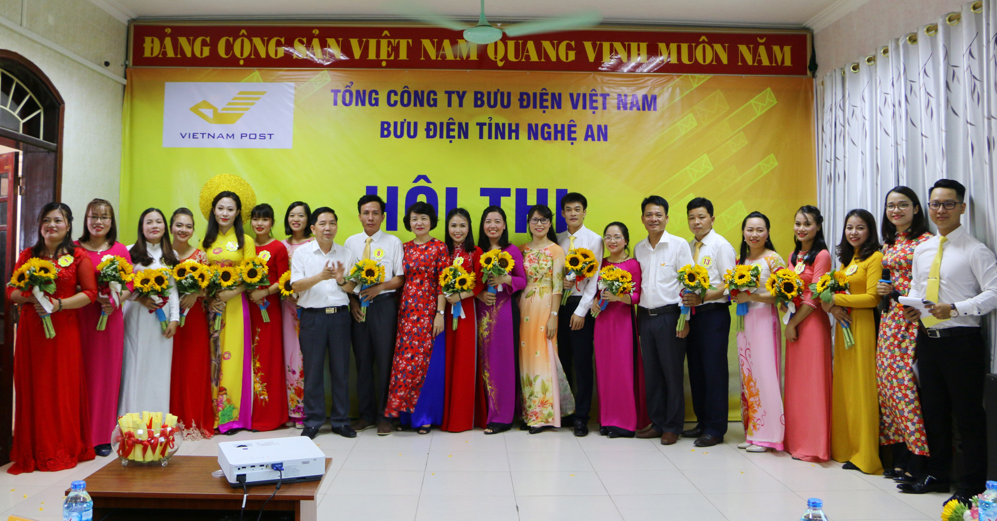Ban tổ chức tặng hoa chúc mừng các thí sinh tham dự thi Chung kết. Ảnh Nguyễn Hải