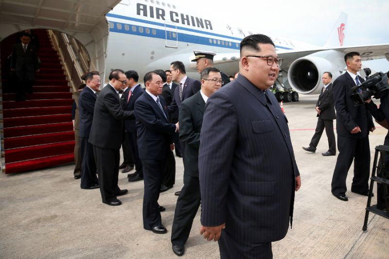 Việc đăng tải hình ảnh ông Kim lên chiếc Boeing 747 của hãng hàng không Air China là một cách phô trương đầy bất ngờ. Ảnh: AP