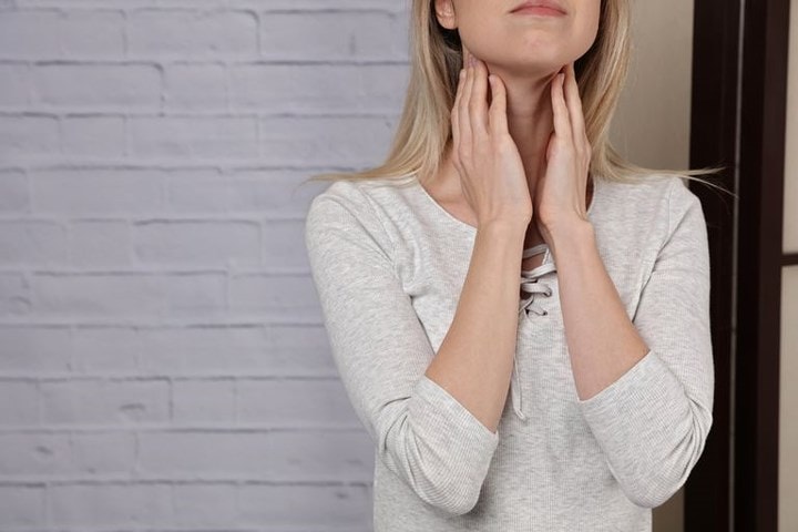 Rối loạn tuyến giáp: Khi không được chẩn đoán và điều trị, tuyến giáp hoạt động kém hoặc suy giáp có thể dẫn đến tổn thương dây thần kinh vận chuyển thông tin giữa não, tủy sống và phần còn lại của cơ thể. Điều này sẽ gây ra tình trạng tê bàn tay và các ngón tay.
