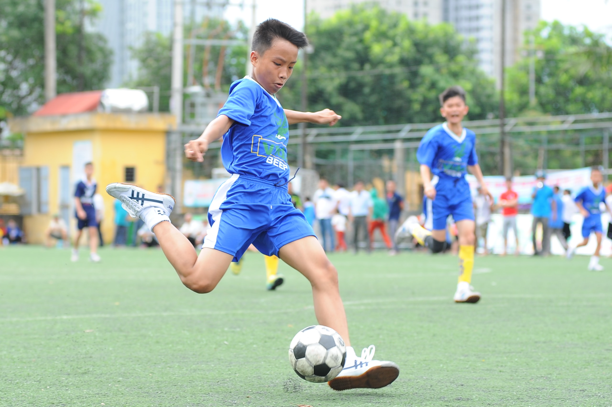 Có bàn thắng mở tỷ số, các cầu thủ TN Tp.Vinh thi đấu rất tự tin, thanh thoát. Ảnh: Thành Cường