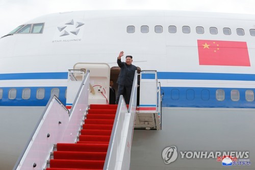 Bức ảnh trên tờ Rodong Sinmun cho thấy nhà lãnh đạo Kim Jong-un vẫy tay chào tại sân bay Bình Nhưỡng trước khi khởi hành tới Singapore bằng máy bay thuê của Trung Quốc. Ảnh: Yonhap