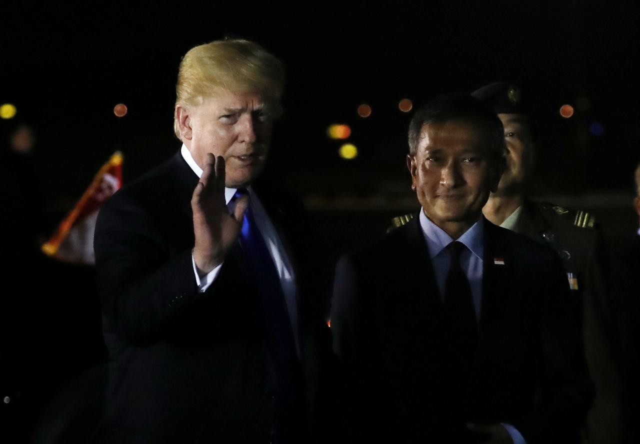 Tổng thống Mỹ Donald Trump được Ngoại trưởng Singapore đón tiếp khi đến đảo quốc sư tử tối 10/6. Ảnh: Reuters