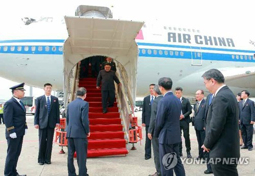 Nhà lãnh đạo Triều Tiên Kim Jong-un đến sân bay của Singapore hôm 10/6. Ảnh: Yonhap
