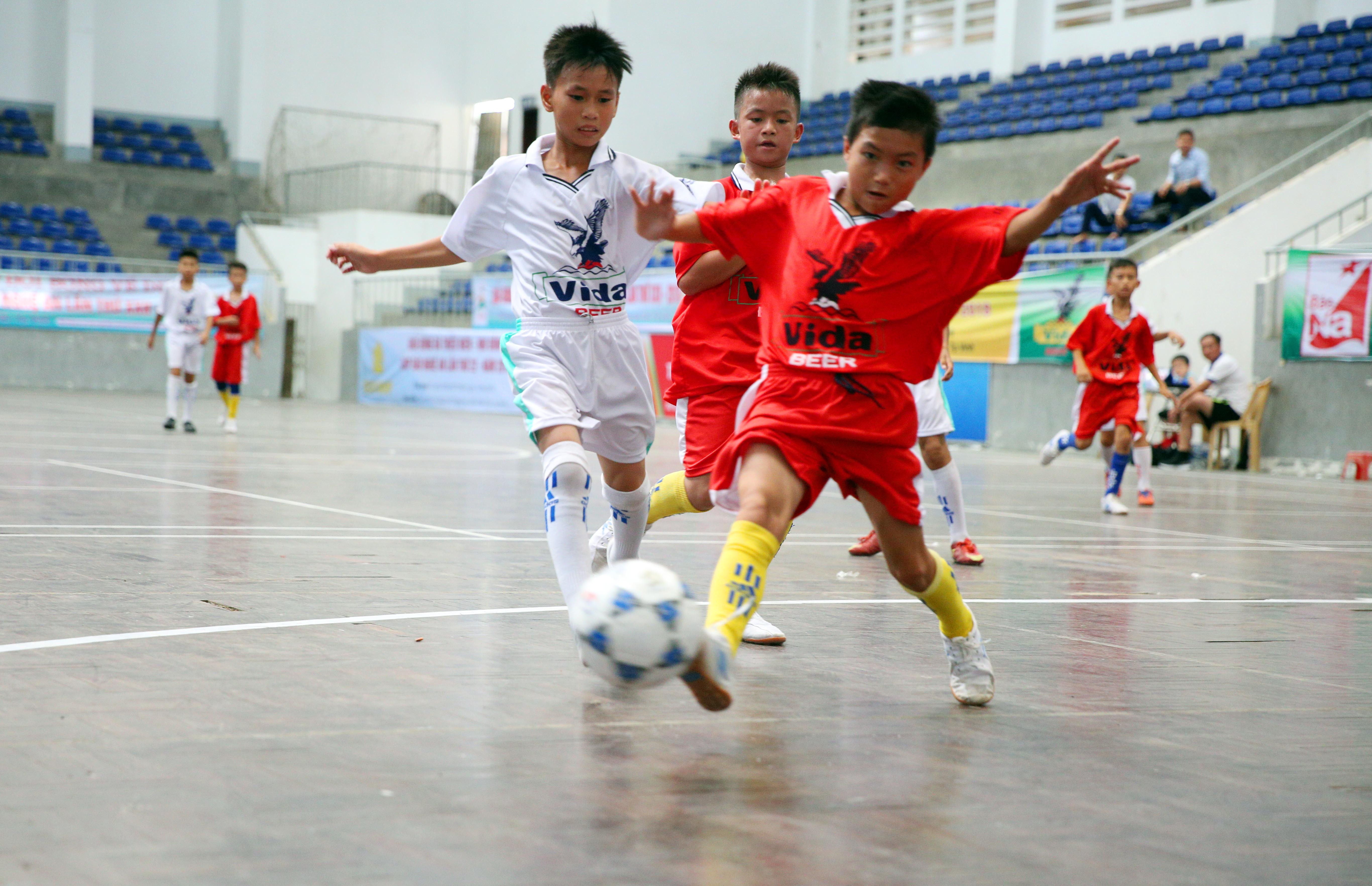 NĐ Hoàng Mai (áo trắng) thi đấu bùng nổ trong hiệp 2. Ảnh: Hồ Phương 