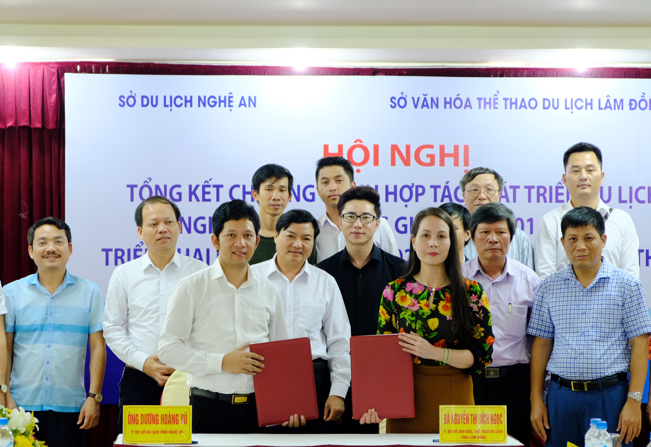 Đại diện hai tỉnh Nghệ An và Lâm Đồng ký kết chương trình hợp tác phát triển du lịch. Ảnh: Mỹ Hà.