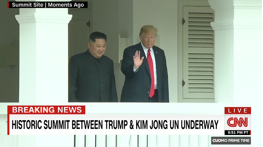 Trump và Kim bước ra khỏi phòng họp. Ảnh: CNN
