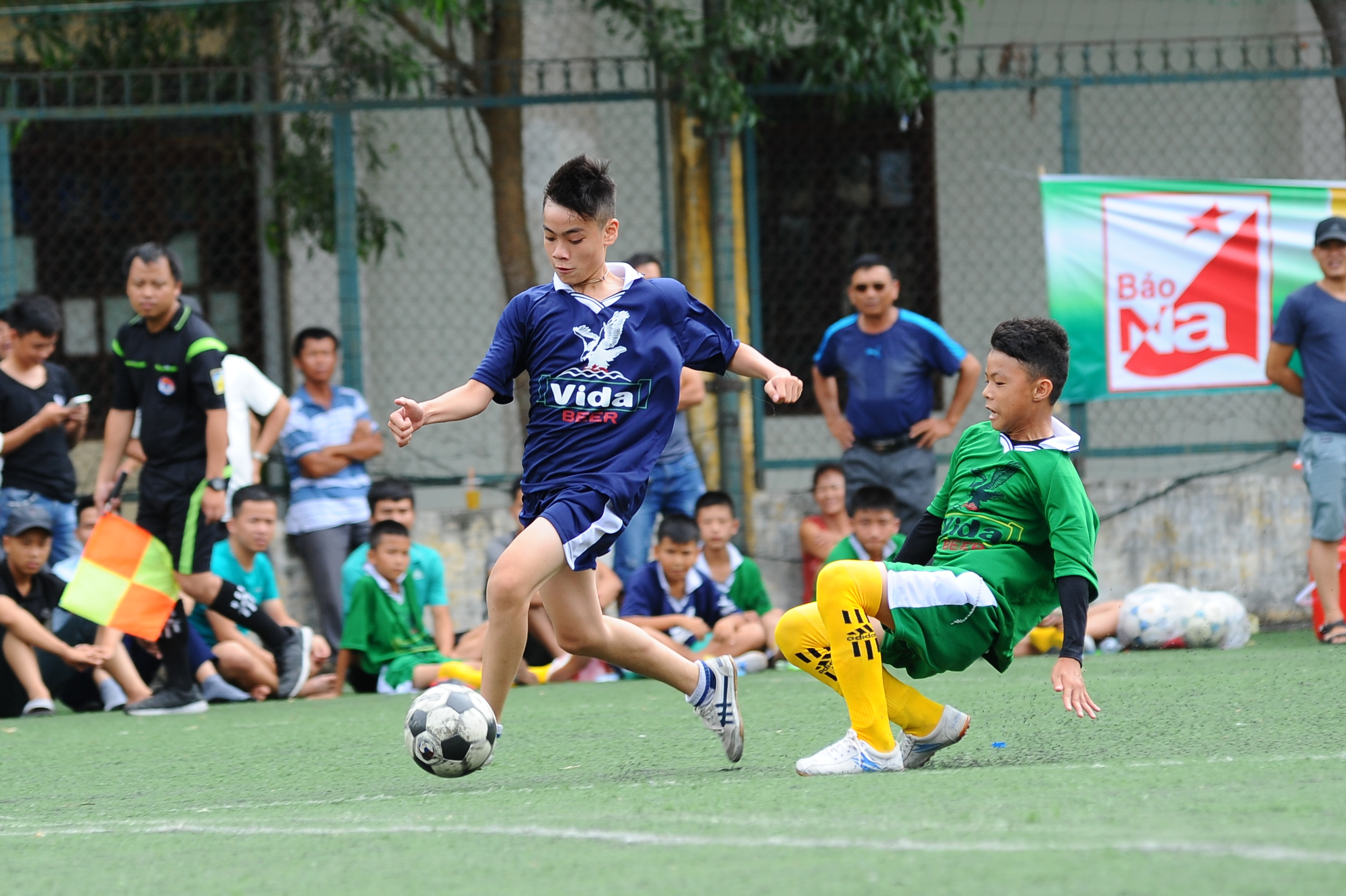 Ngay tử những phút đầu, TN Hưng Nguyên đã tràn lên tấn công dồn dập. Ảnh: Thành Cường