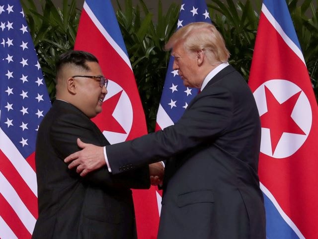 Tổng thống Mỹ Donald Trump và nhà lãnh đạo Triều Tiên Kim Jong-un đều tìm cách bày tỏ vị thế chỉ huy của mình. Ảnh: AP