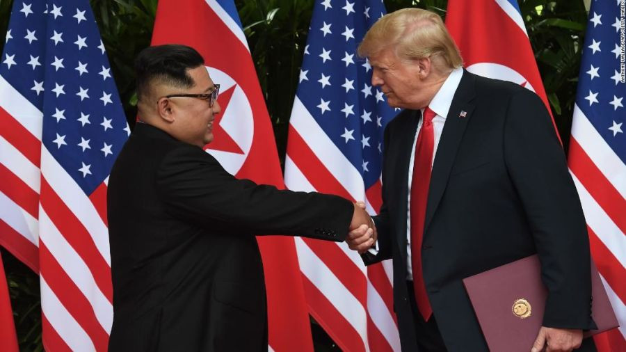 Tổng thống Mỹ Donald Trump và nhà lãnh đạo Triều Tiên Kim Jong-un cam kết hợp tác cho sự phát triển quan hệ mới giữa hai nước. Ảnh: AP