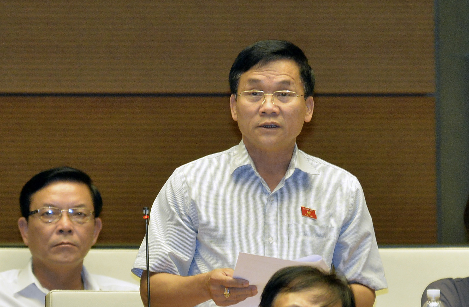 Phó trưởng đoàn ĐBQH tỉnh Trần Văn Mão phát biểu tại hội trường. Ảnh: Huyền Thương