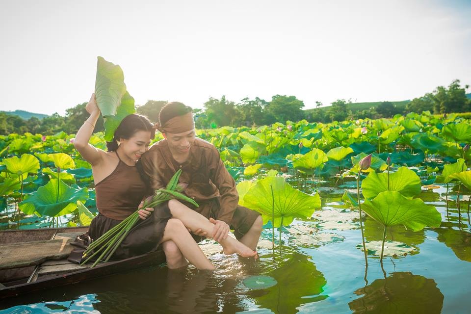 Nhiều bạn trẻ chọn đầm sen để ghi lại kỷ niệm ngày chung đôi. Ảnh: Vũ Đình Vinh