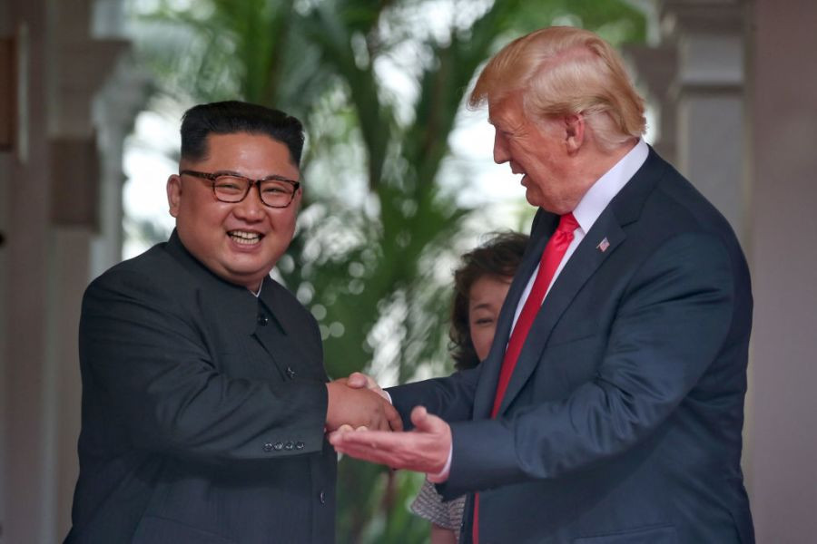 Nhà lãnh đạo Triều Tiên Kim Jong-un bắt tay với Tổng thống Mỹ Donald Trump trong hội nghị thượng đỉnh lịch sử Mỹ-Triều tại khách Capella trên đảo Sentosa ngày 12-6. Ảnh: Strait Times