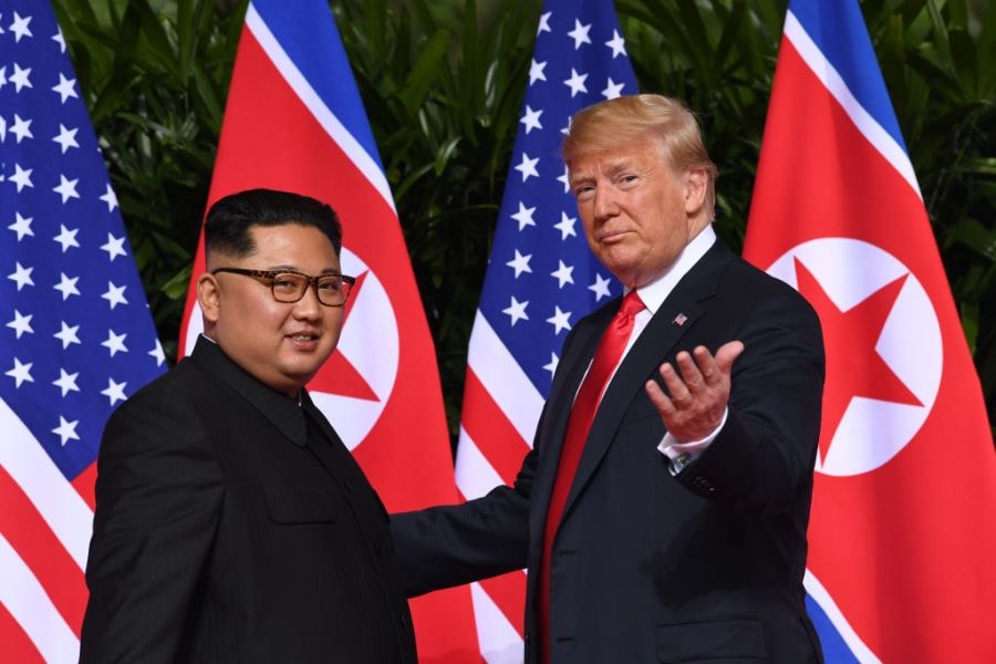 Cử chỉ của Tổng thống Trump khi gặp nhà lãnh đạo Triều Tiên Kim Jong-un đầu hội nghị thượng đỉnh lịch sử Mỹ-Triều, diễn ra tại khách sạn Capella trên đạo Sentosa của Singapore sáng 12/6. Ảnh: AFP