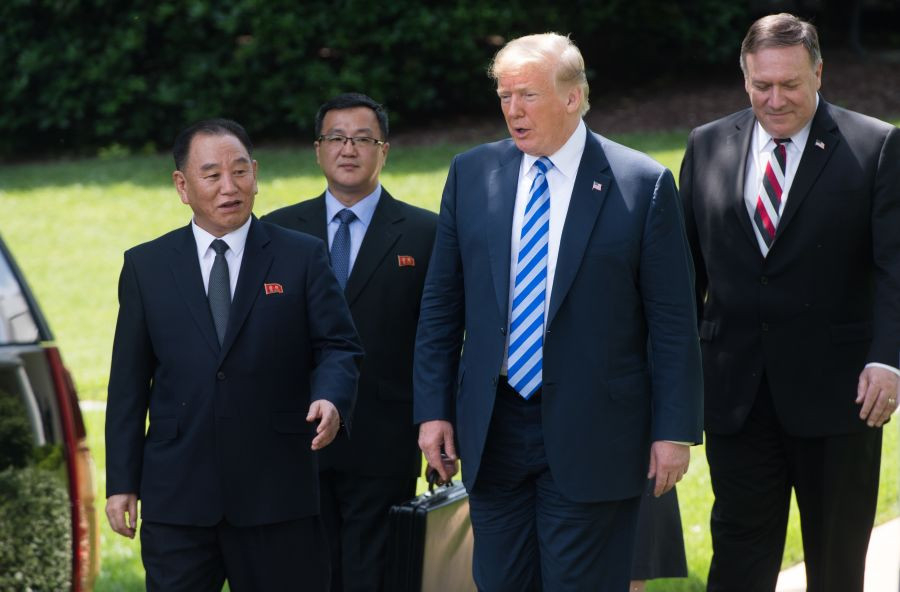 Ông Trump trao đổi với quan chức Triều Tiên Kim Yong-chol. Ảnh: CNN
