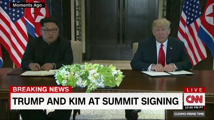 Trump và Kim ký kết văn kiện rất quan trọng. Ảnh: CNN