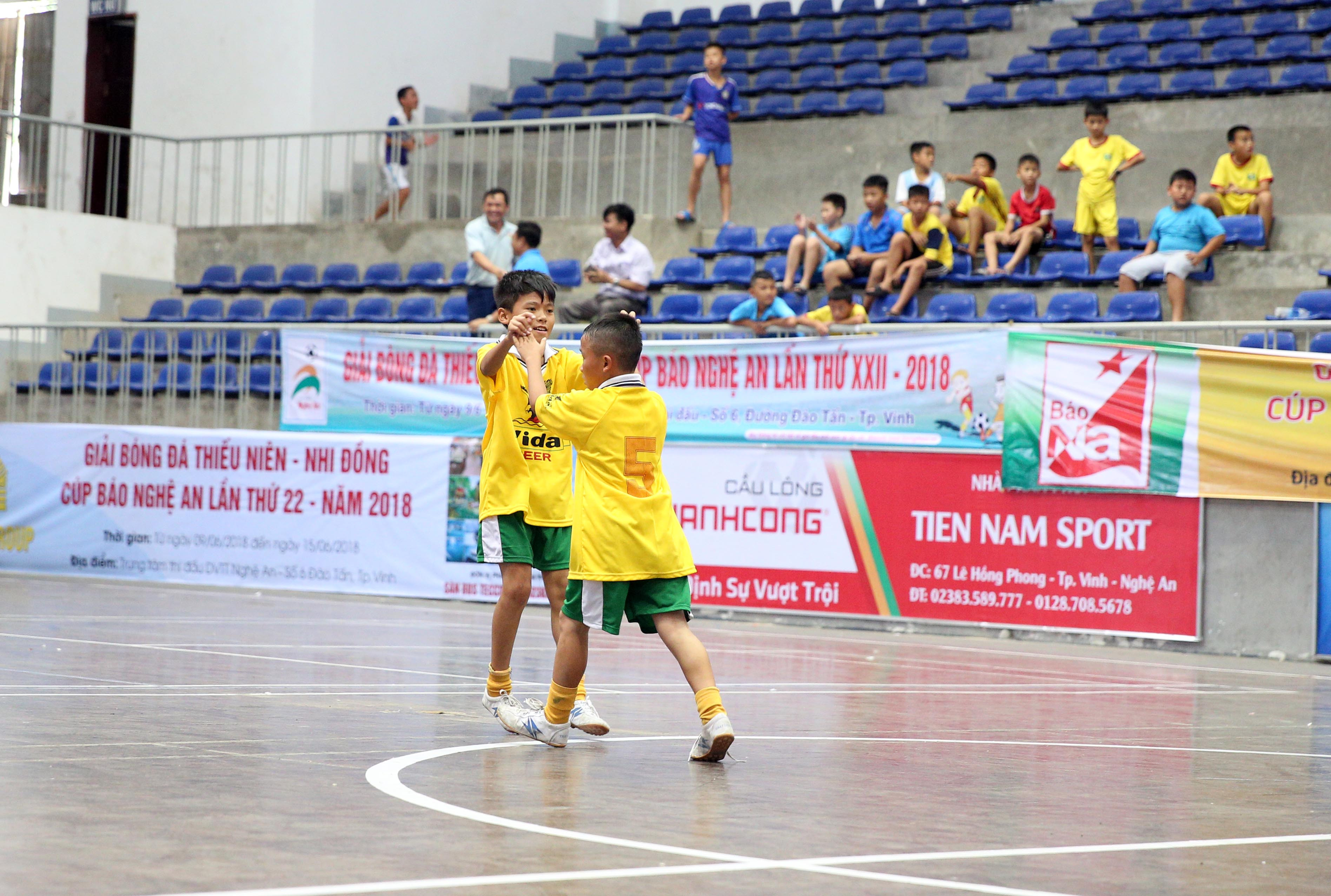 Đô Lương dẫn trước 2-0 trong hiệp 1. Ảnh: Hồ Phương 