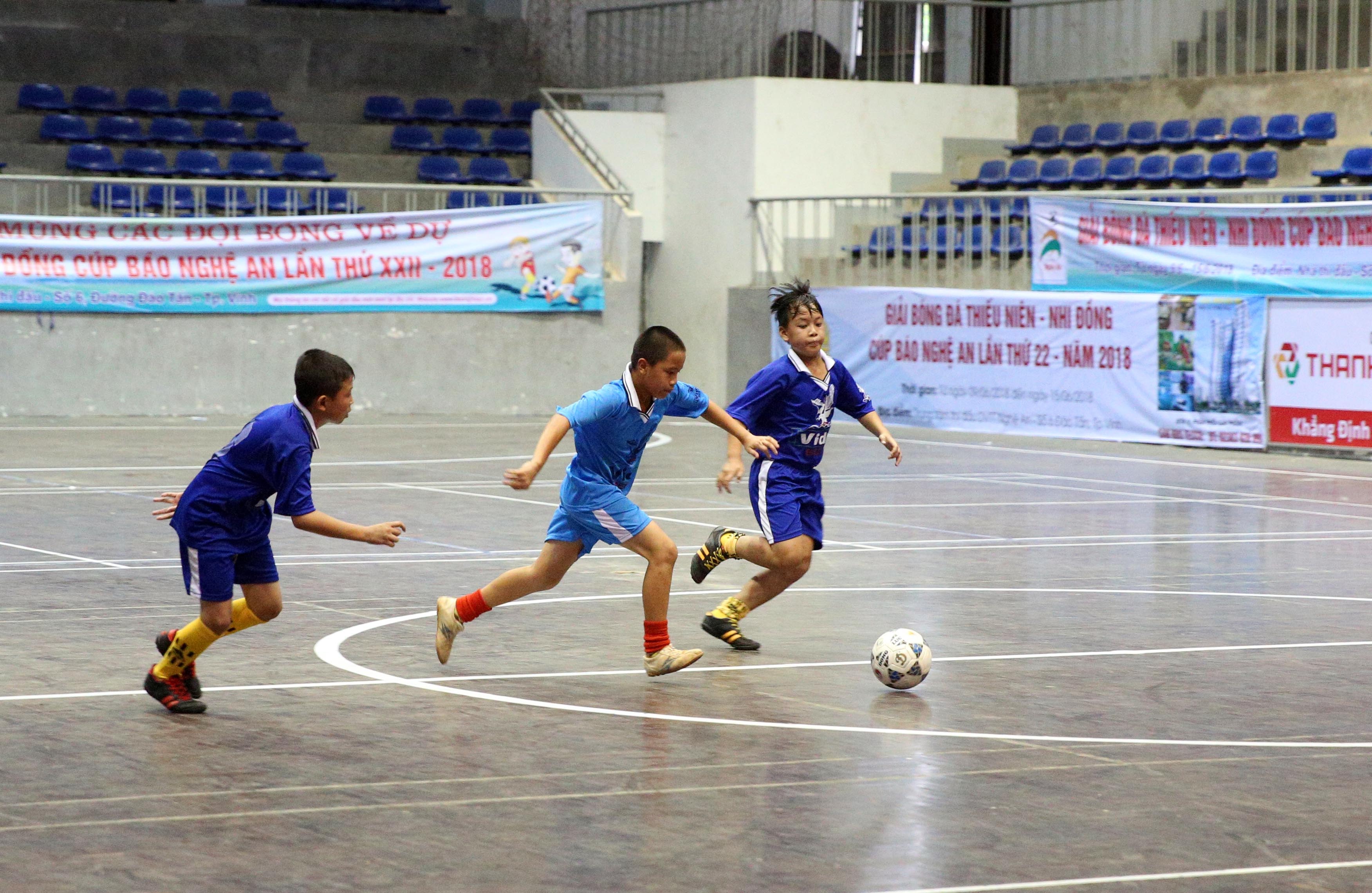 NĐ Nam Đàn (xanh đậm) càng chơi càng hay. Ảnh: Hồ Phương