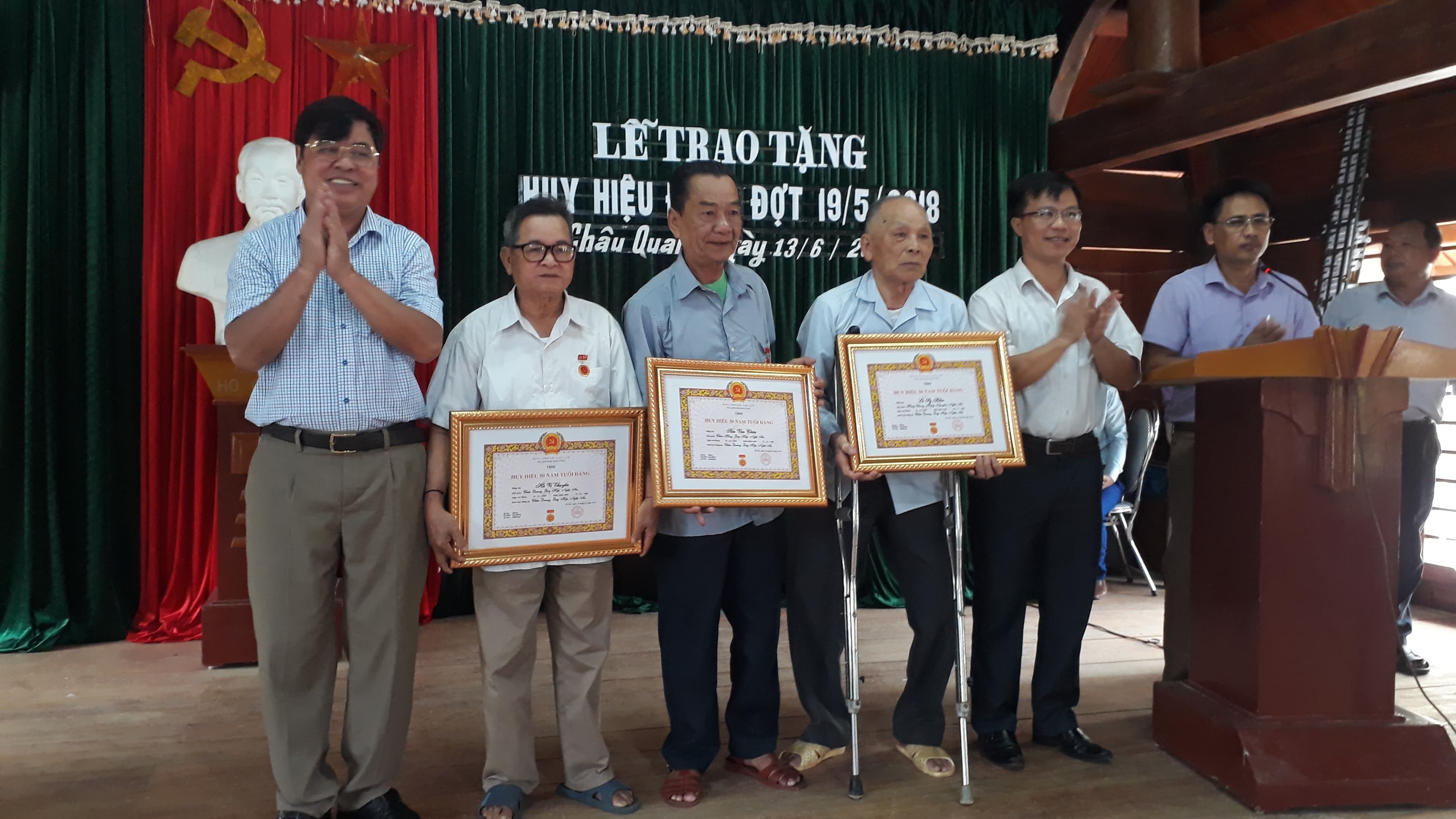 Trao tặng huy hiệu đảng cho các đảng viên tại Châu Quang, Quỳ Hợp. Ảnh: Thu Hường