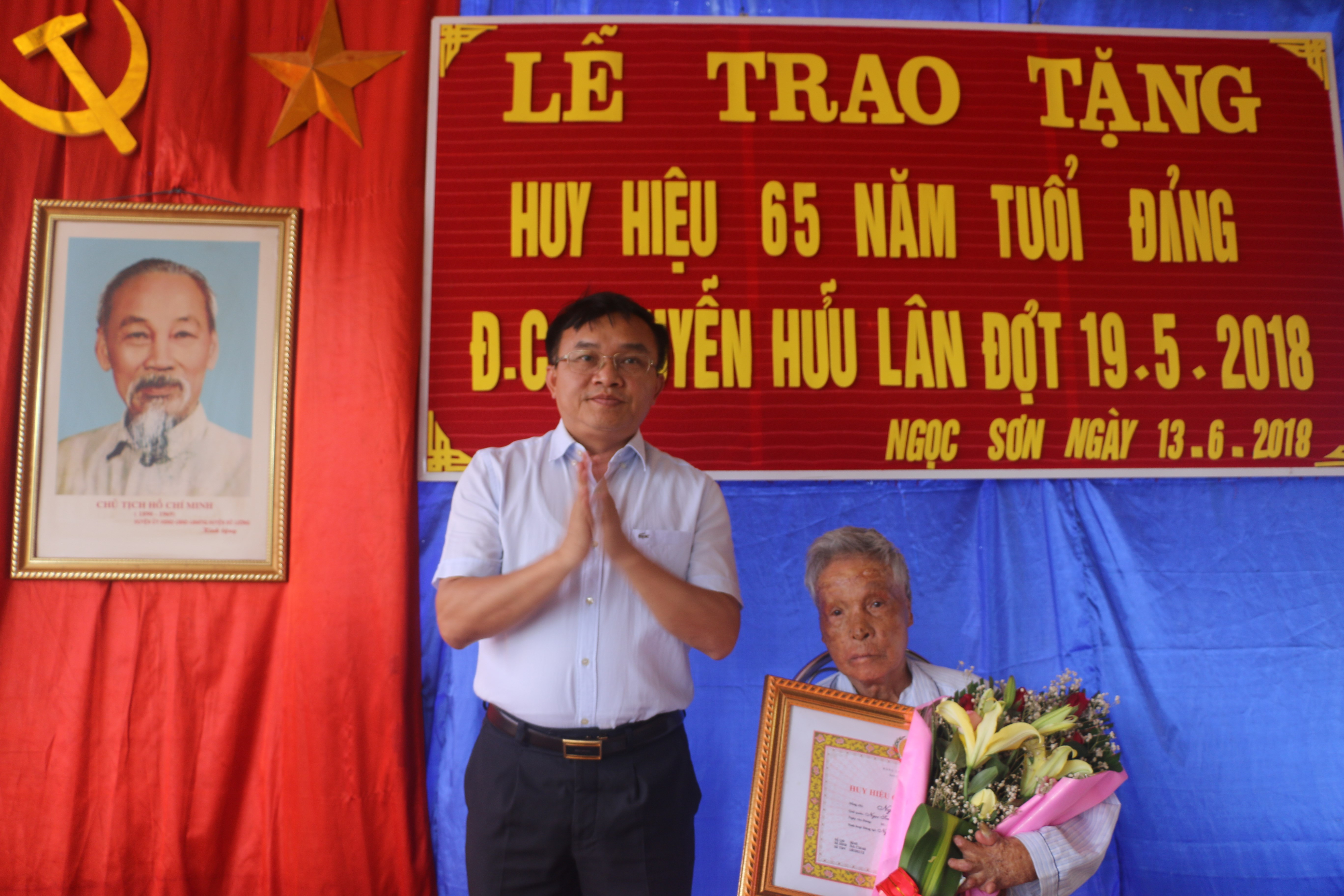 Bí thư Huyện ủy Đô Lương trao tặng huy hiệu Đảng cho đảng viên Nguyễn Hữu Lân. Ảnh: Hữu Hoàn