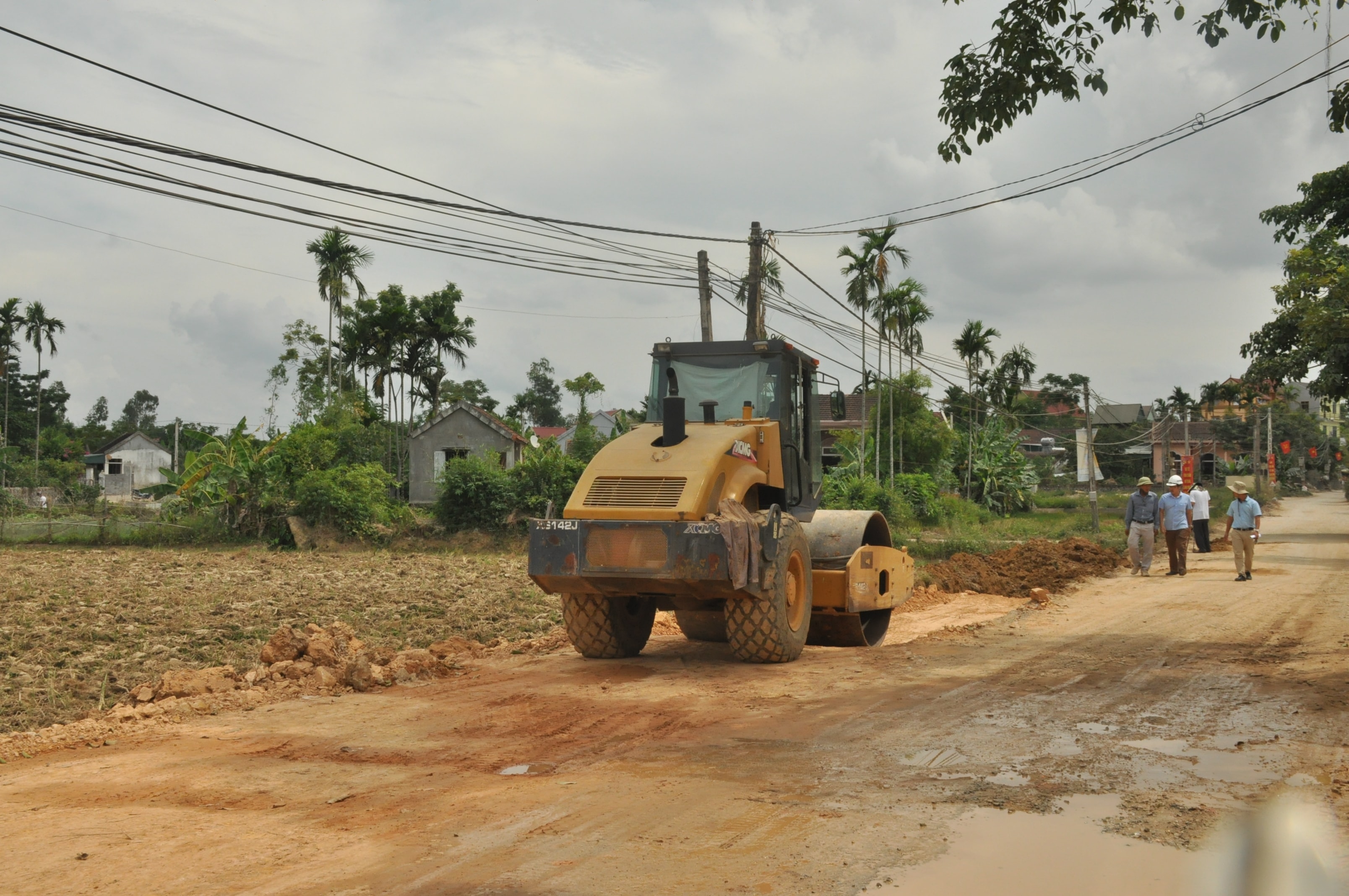 Thi công tuyến đường thị trấn - Đức Thành, Yên Thành. Ảnh: Thu Huyền
